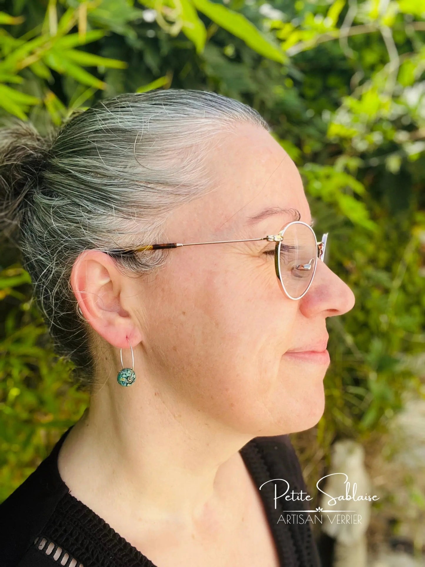 Boucles d'oreilles Créoles Fantaisies "Emeraude" en Argent portées - Petite Sablaise