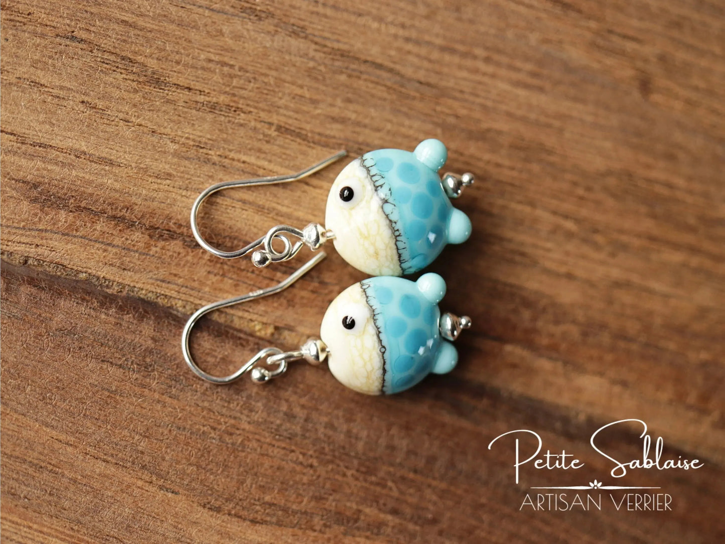 Bijoux Fantaisie : Boucles d'oreilles Petits Poissons bleus en Argent - Petite Sablaise