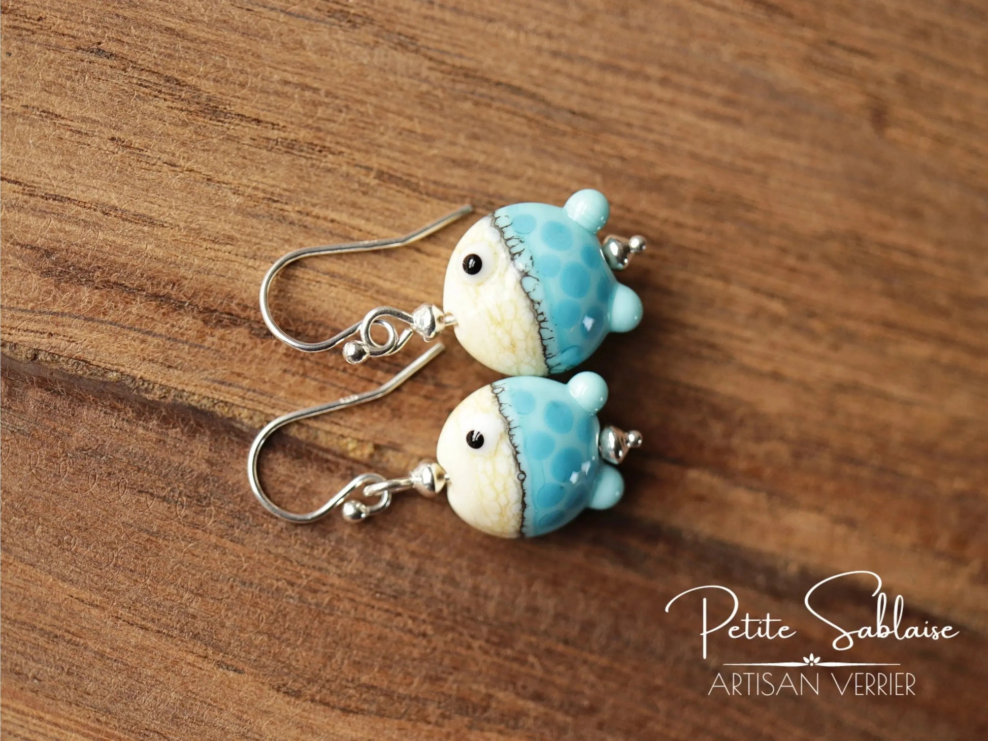 Bijoux Fantaisie : Boucles d'oreilles Petits Poissons bleus en Argent - Petite Sablaise