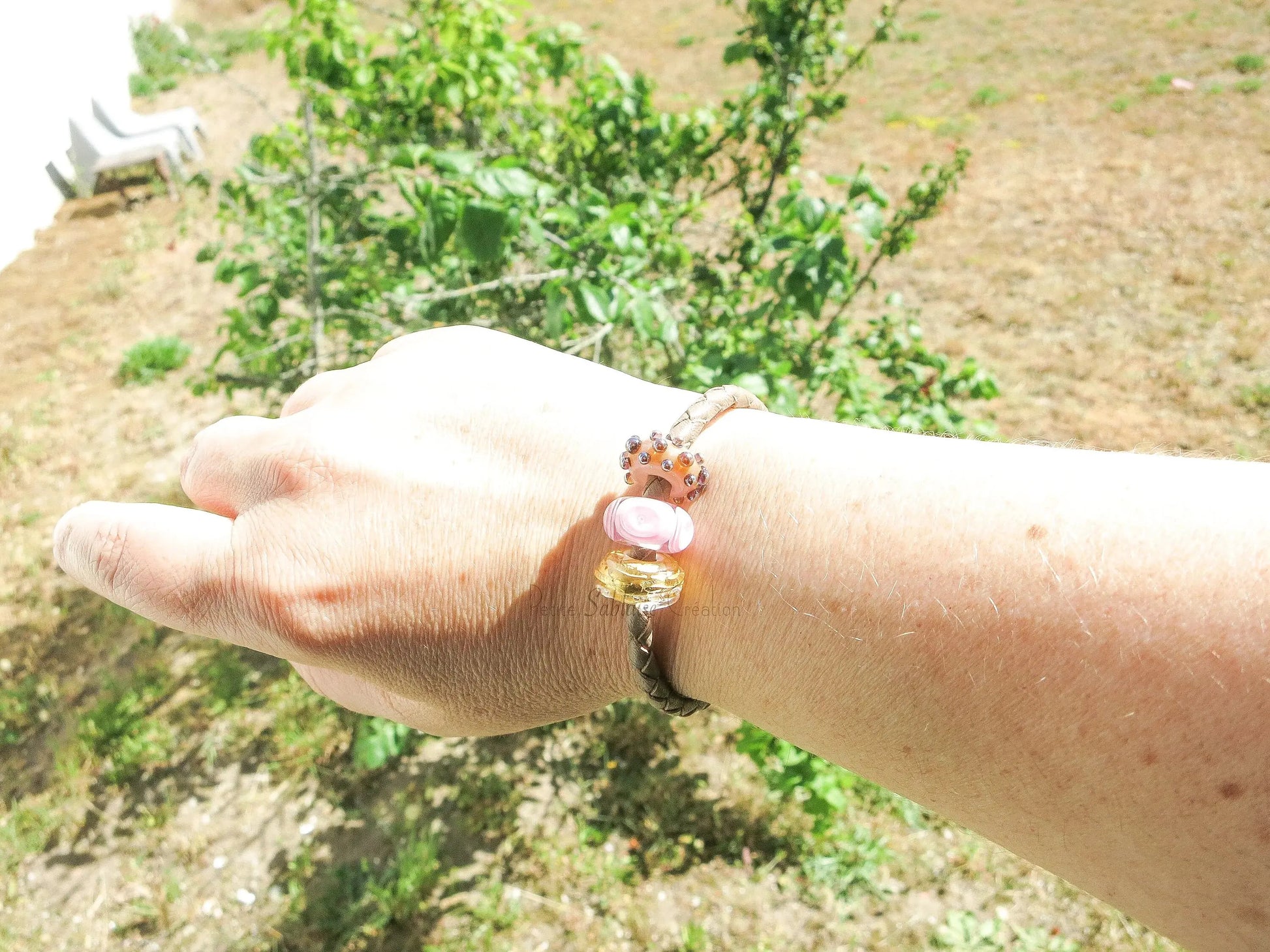 Bracelet Artisanal Fantaisie de Perles aux tons Rose et Or porté au poignet - Petite Sablaise