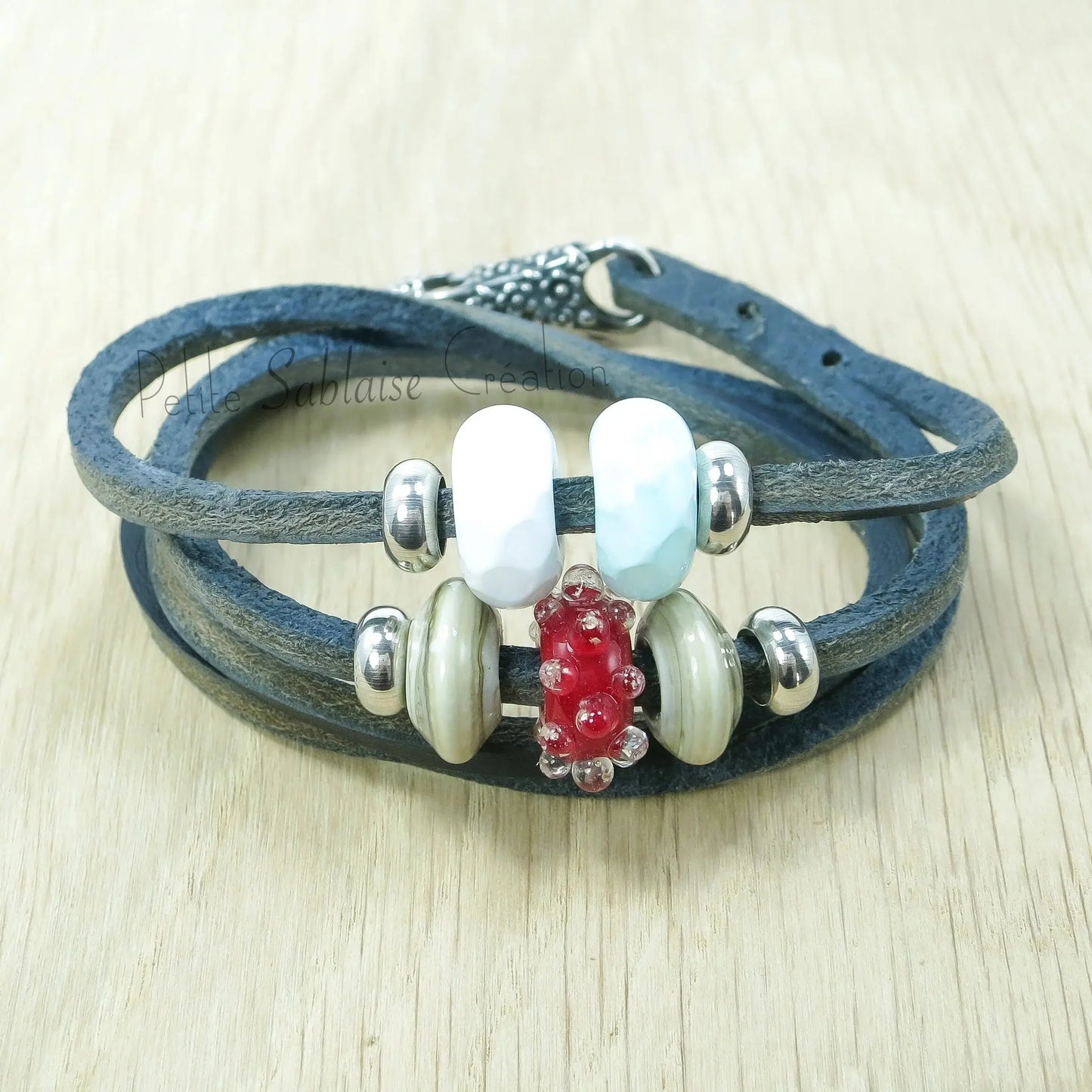 Bracelet Artisanal Fantaisie en Cuir Indigo et en Argent - Petite Sablaise
