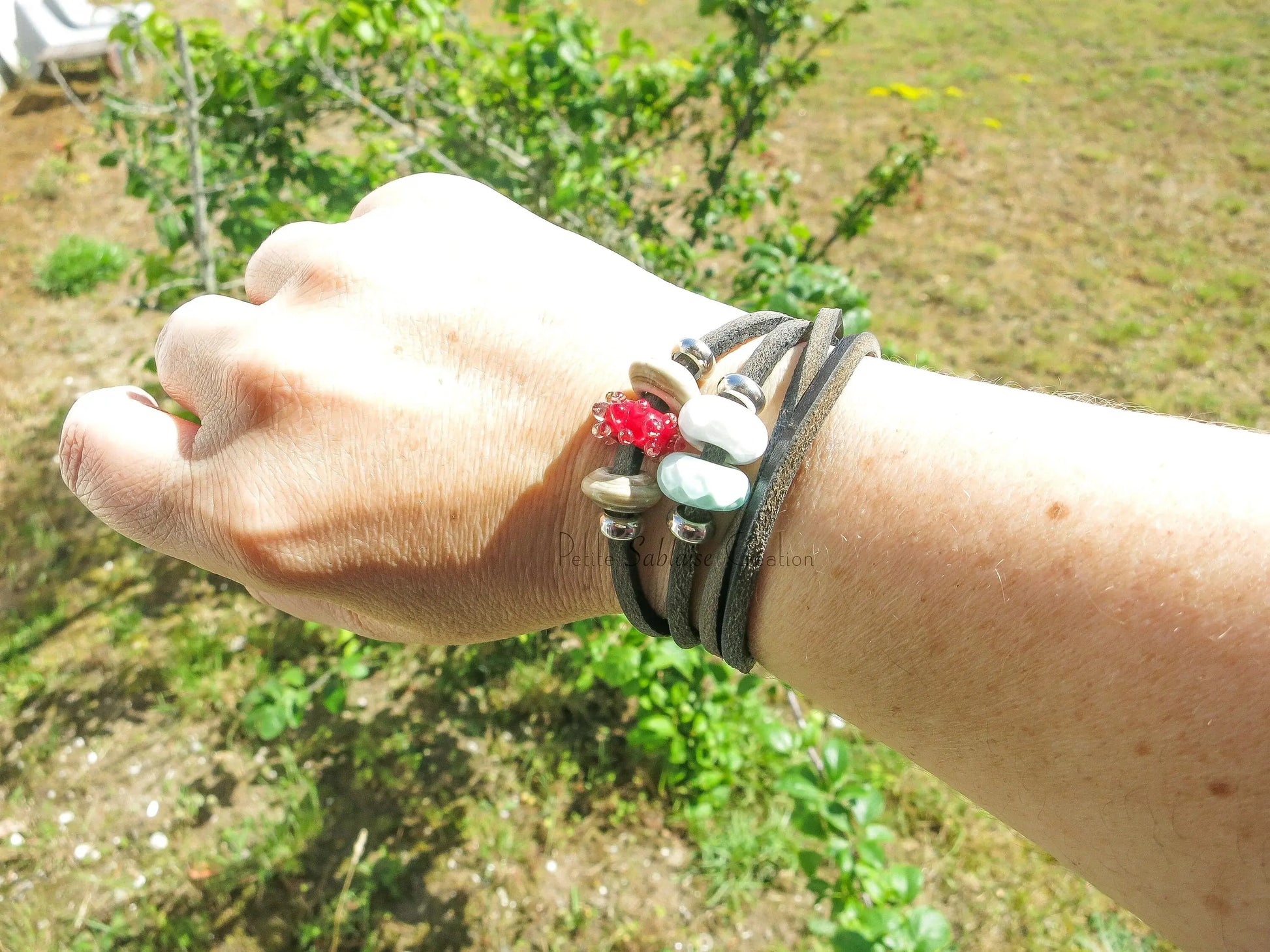 Bracelet Artisanal Fantaisie en Cuir Indigo et en Argent porté - Petite Sablaise