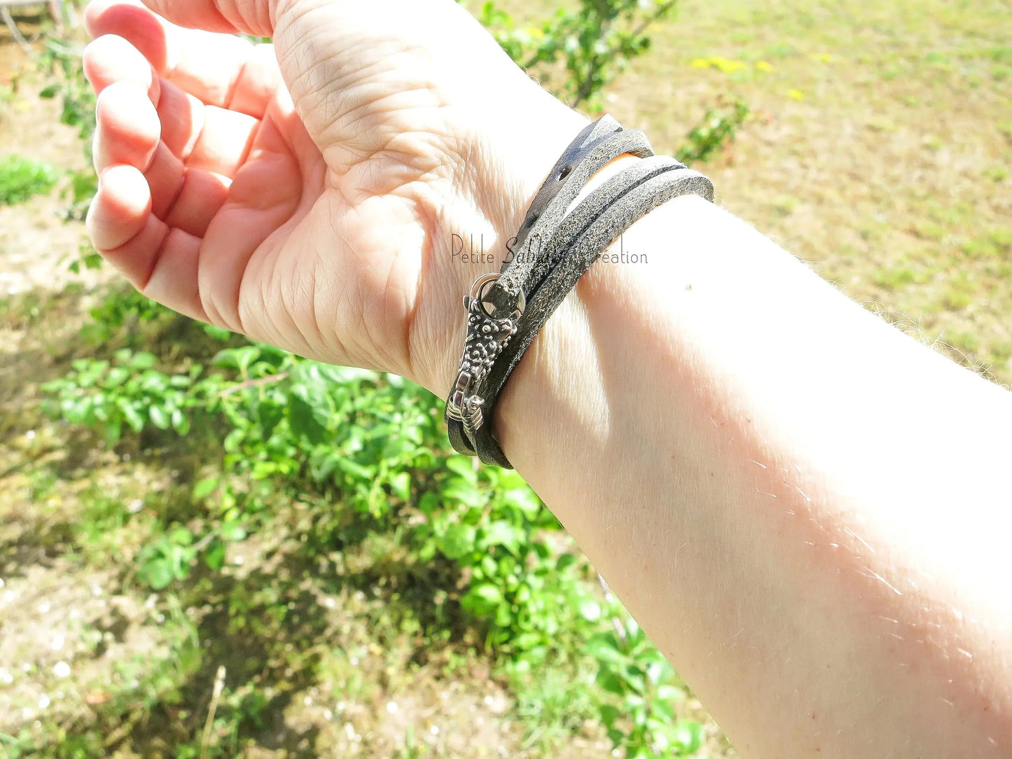 Bracelet Artisanal Fantaisie en Cuir Indigo et en Argent porté - Petite Sablaise