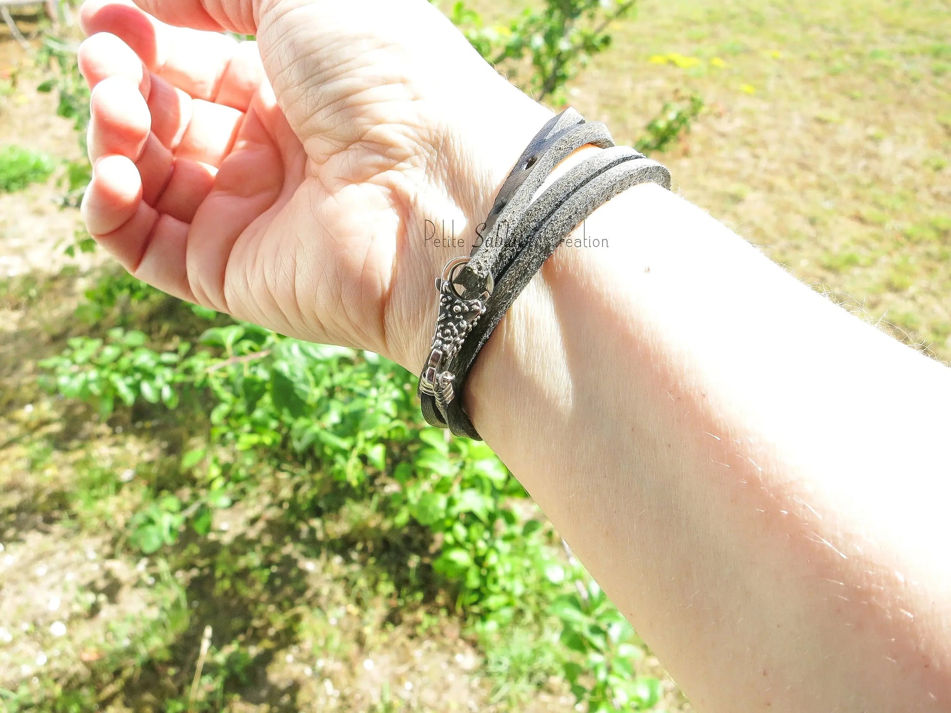 Bracelet Artisanal Fantaisie en Cuir Indigo et en Argent porté - Petite Sablaise