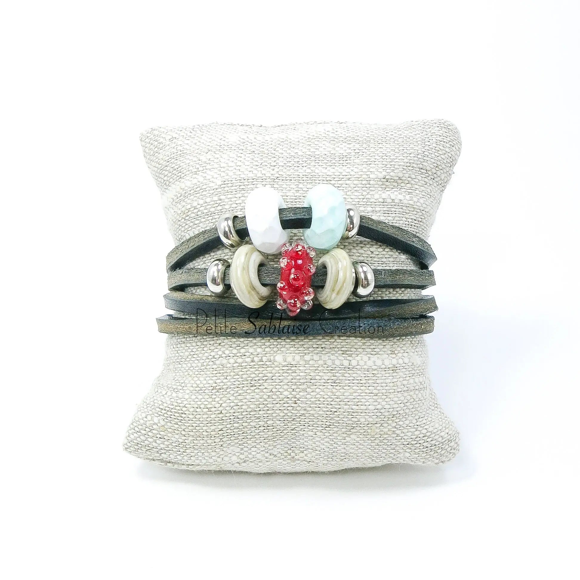 Bracelet Artisanal Fantaisie en Cuir Indigo et en Argent - Petite Sablaise