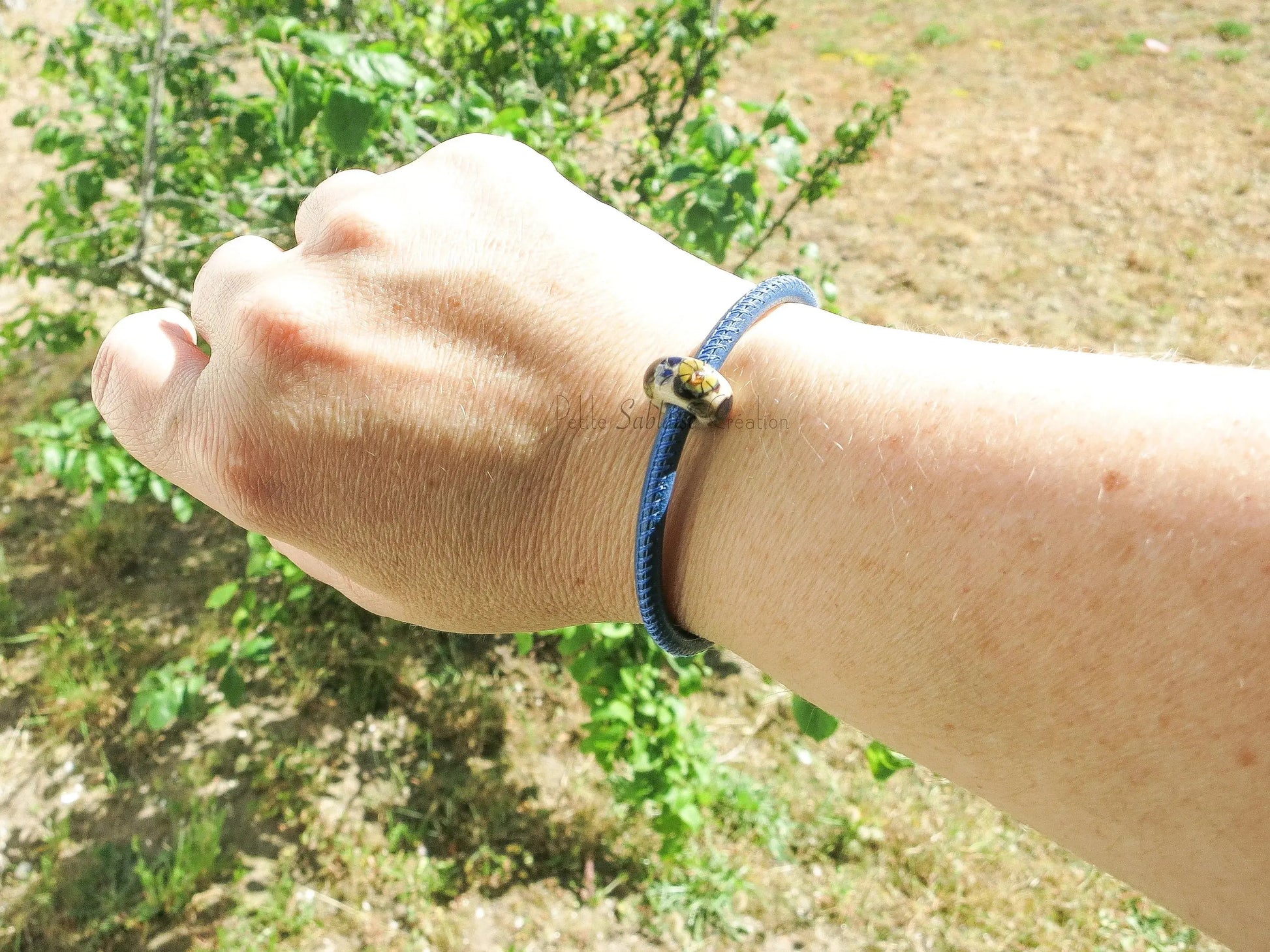Bracelet Artisanal Fantaisie en cuir Nappa bleu porté au poignet - Petite Sablaise