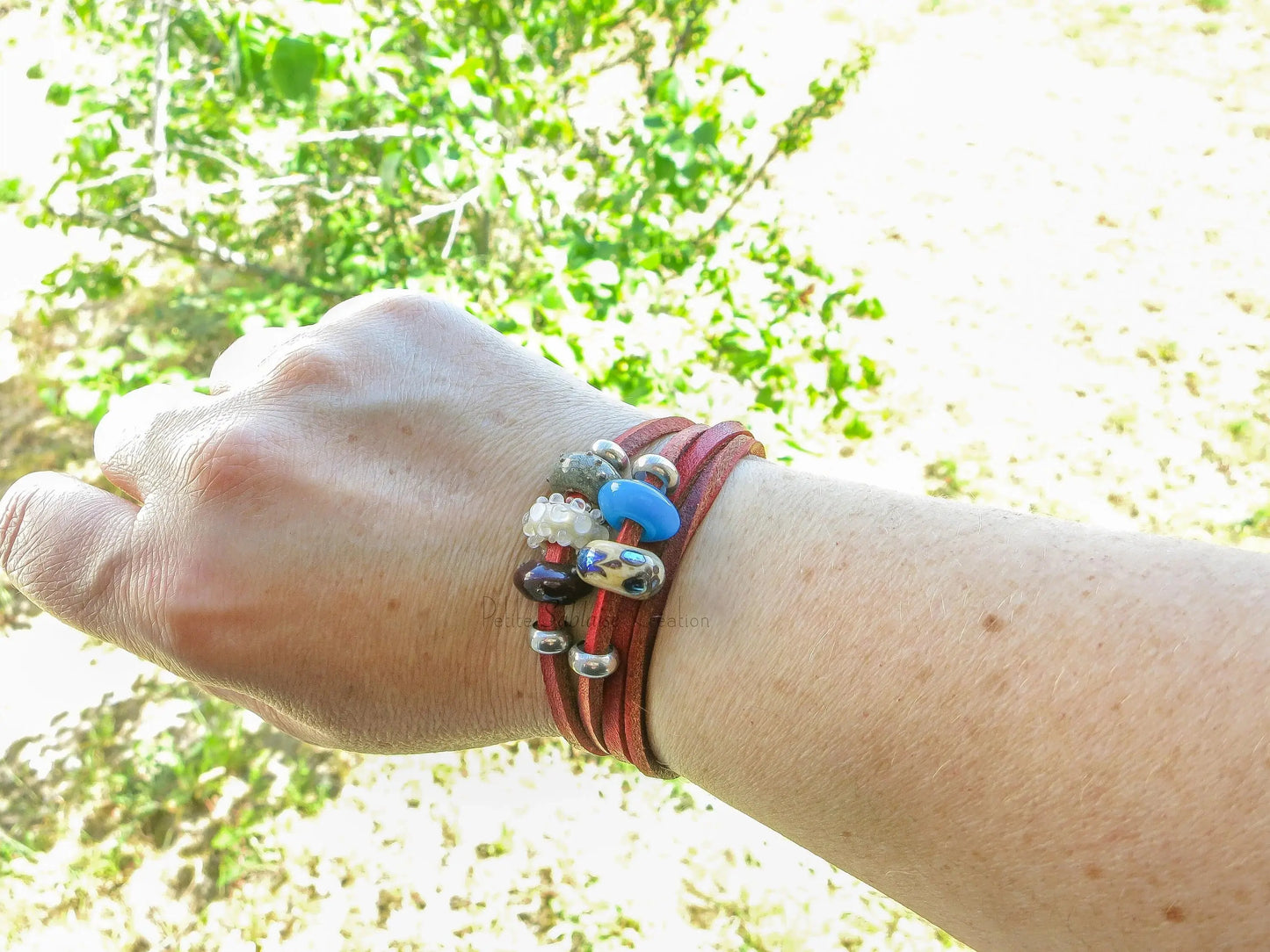 Bracelet Artisanal "Harmonie d'Orient" en Cuir et en Argent porté - Petite Sablaise