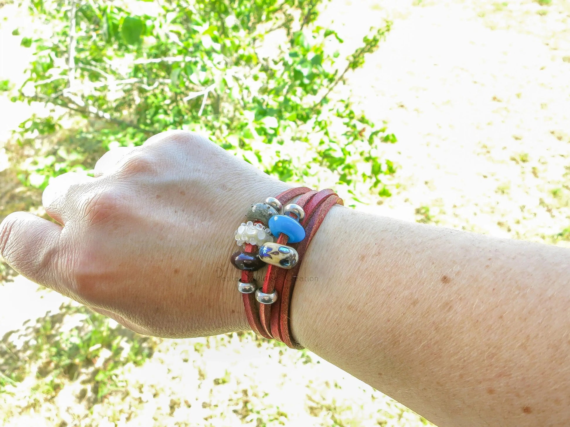 Bracelet Artisanal "Harmonie d'Orient" en Cuir et en Argent porté - Petite Sablaise