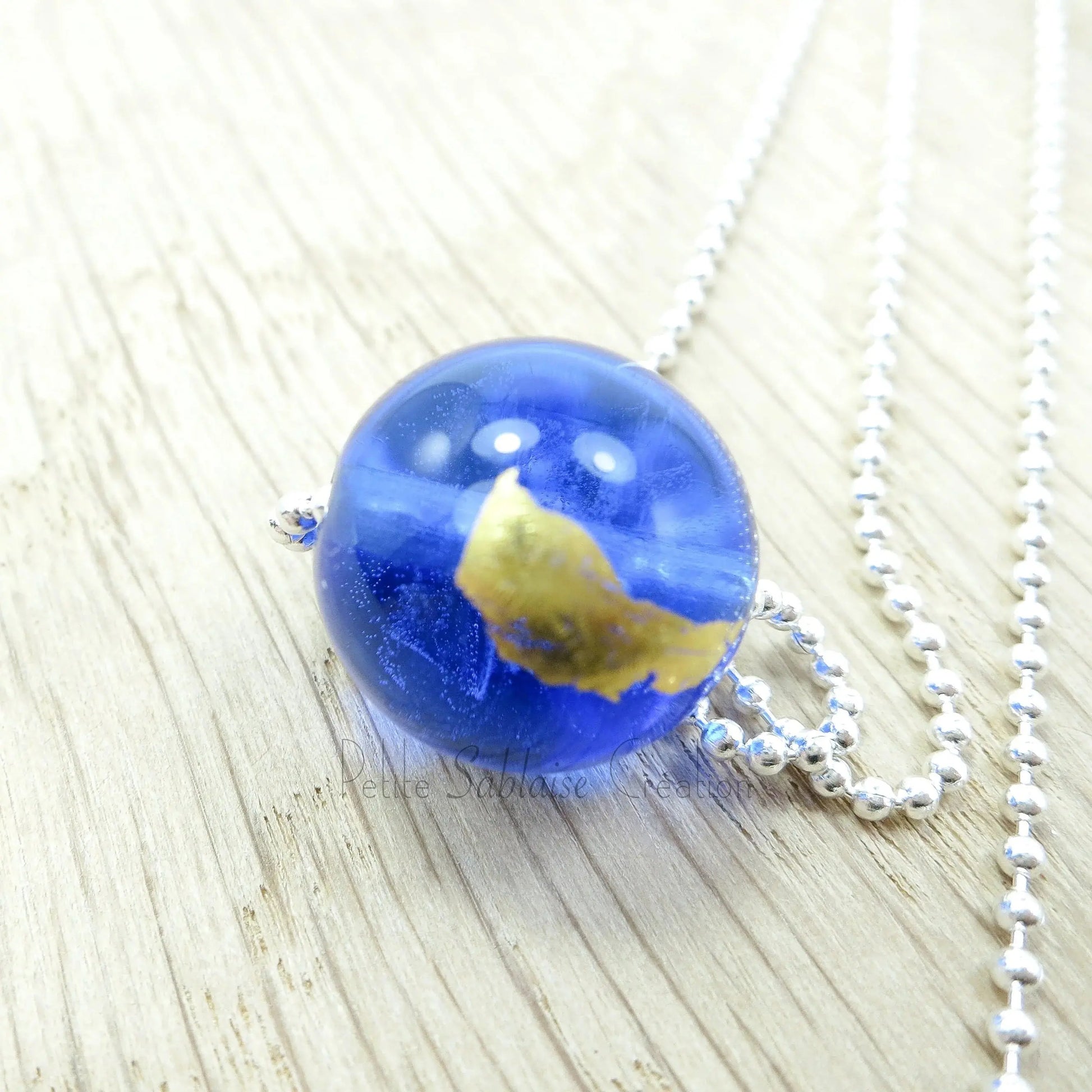 Collier Artisanal long, Perle Bleue ornée d'une feuille d'Or - Petite Sablaise