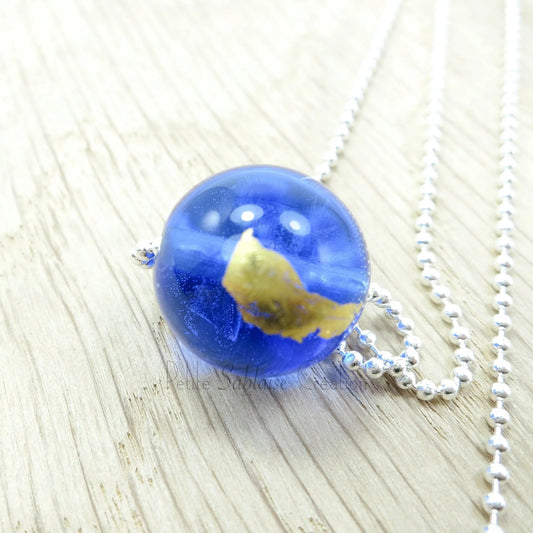 Collier Artisanal long, Perle Bleue ornée d'une feuille d'Or - Petite Sablaise