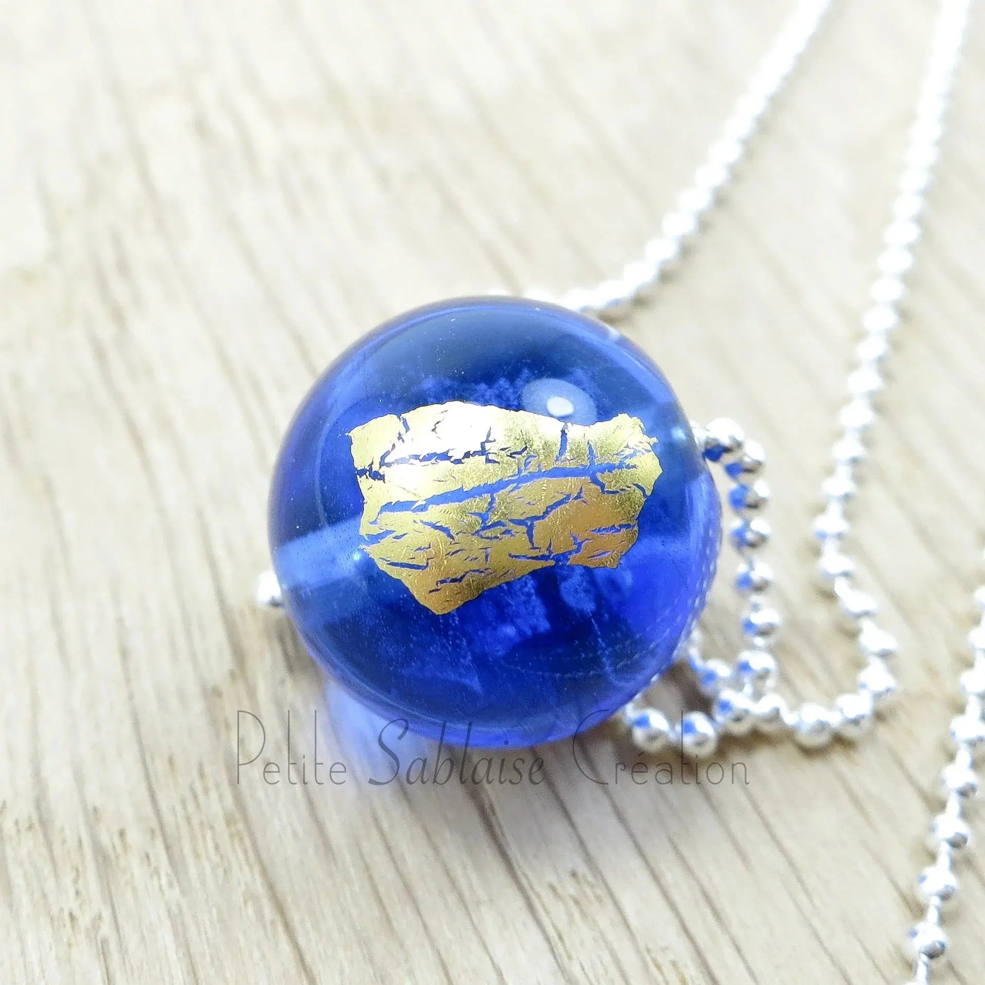 Collier Artisanal long, Perle Bleue ornée d'une feuille d'Or - Petite Sablaise