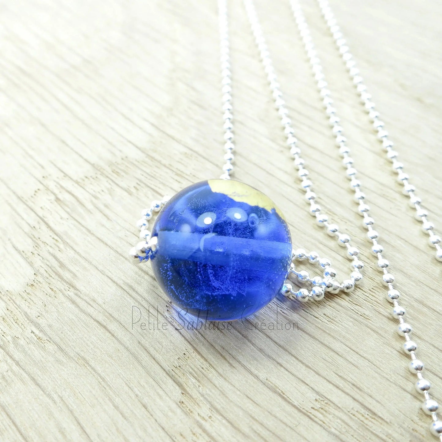 Collier Artisanal long, Perle Bleue ornée d'une feuille d'Or - Petite Sablaise