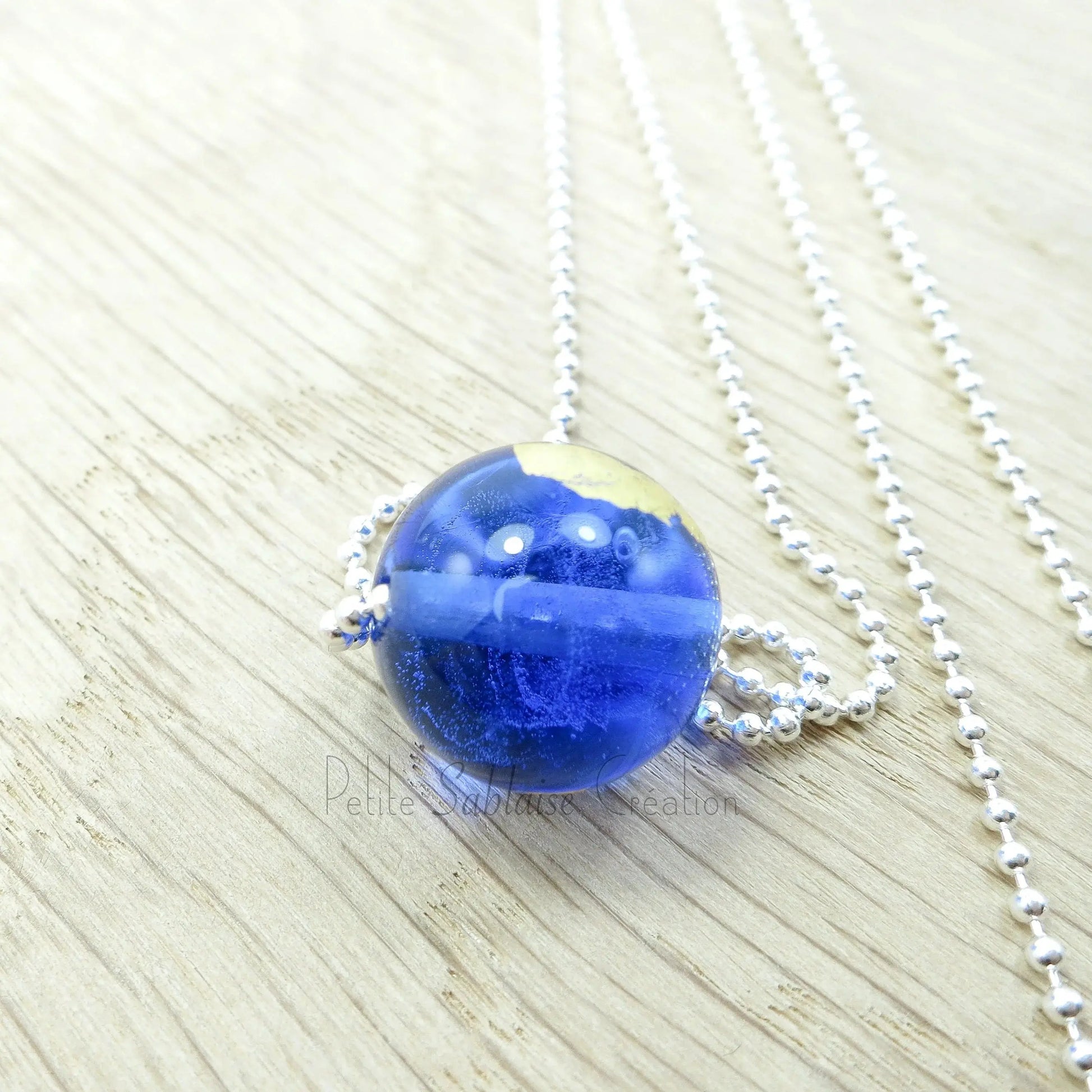 Collier Artisanal long, Perle Bleue ornée d'une feuille d'Or - Petite Sablaise