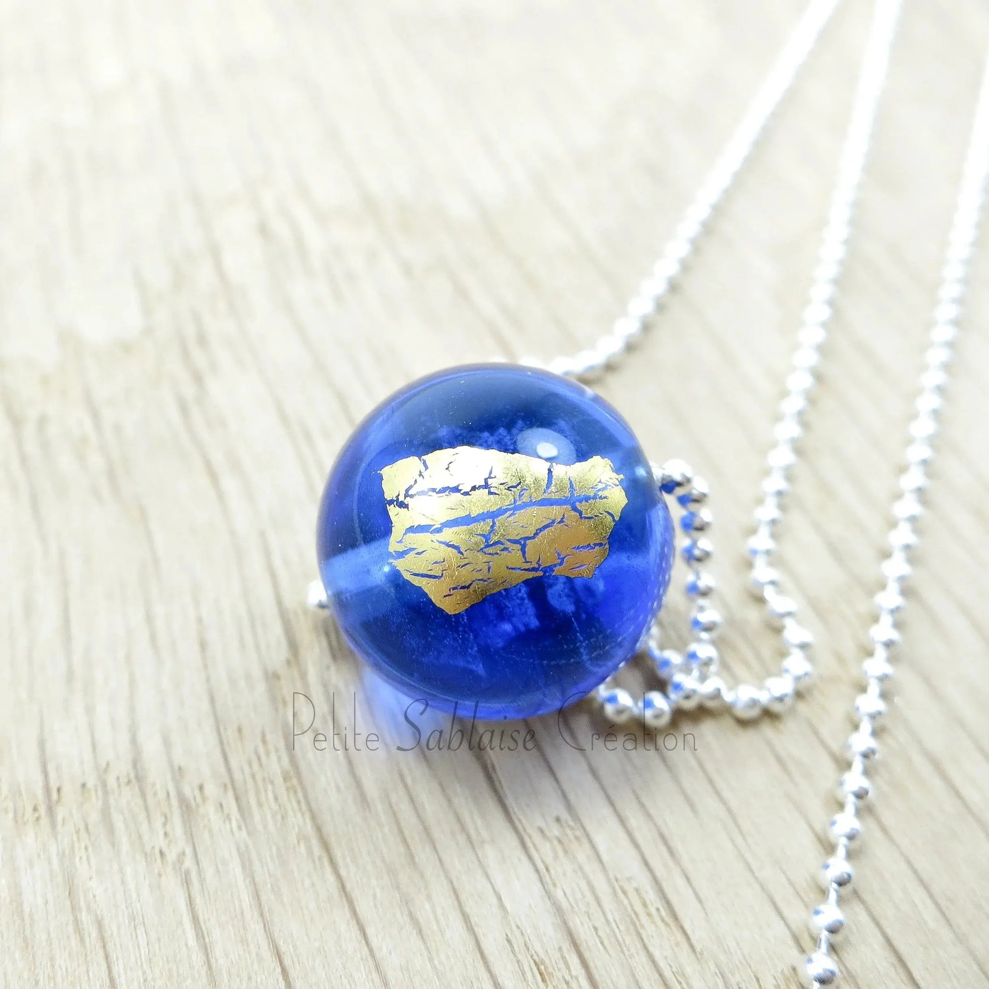 Collier Artisanal long, Perle Bleue ornée d'une feuille d'Or - Petite Sablaise