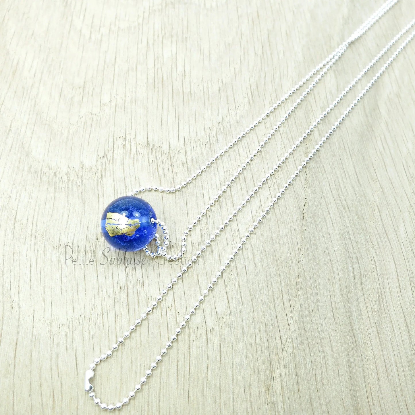 Collier Artisanal long, Perle Bleue ornée d'une feuille d'Or - Petite Sablaise
