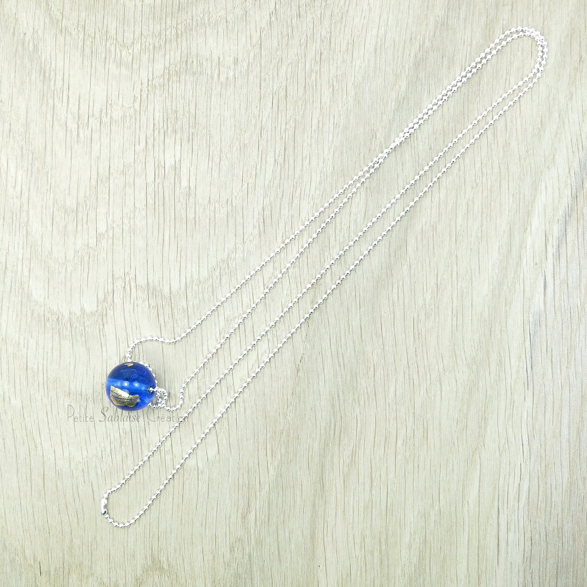 Collier Artisanal long, Perle Bleue ornée d'une feuille d'Or - Petite Sablaise