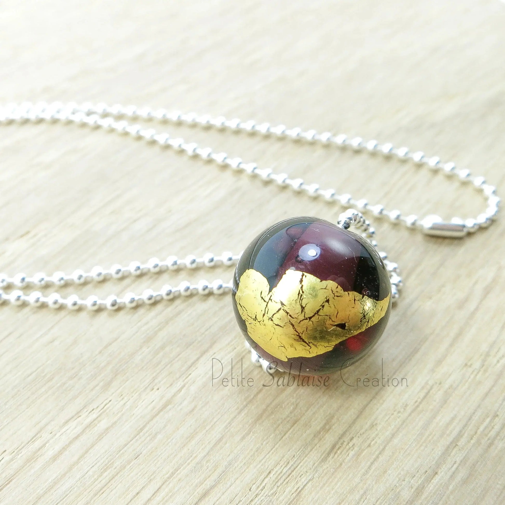Collier Artisanal long, Perle Bordeaux ornée d'une feuille d'Or - Petite Sablaise