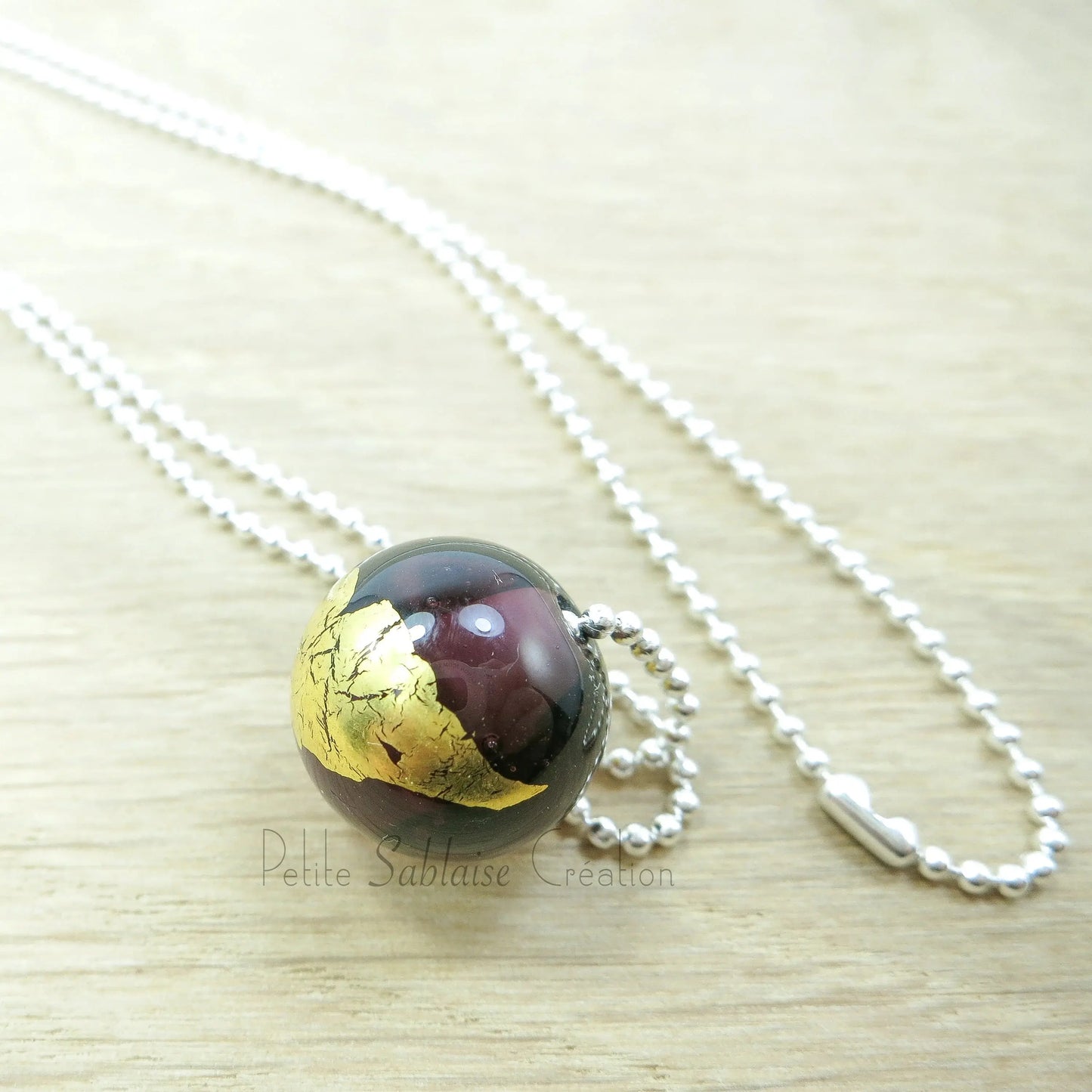 Collier Artisanal long, Perle Bordeaux ornée d'une feuille d'Or - Petite Sablaise
