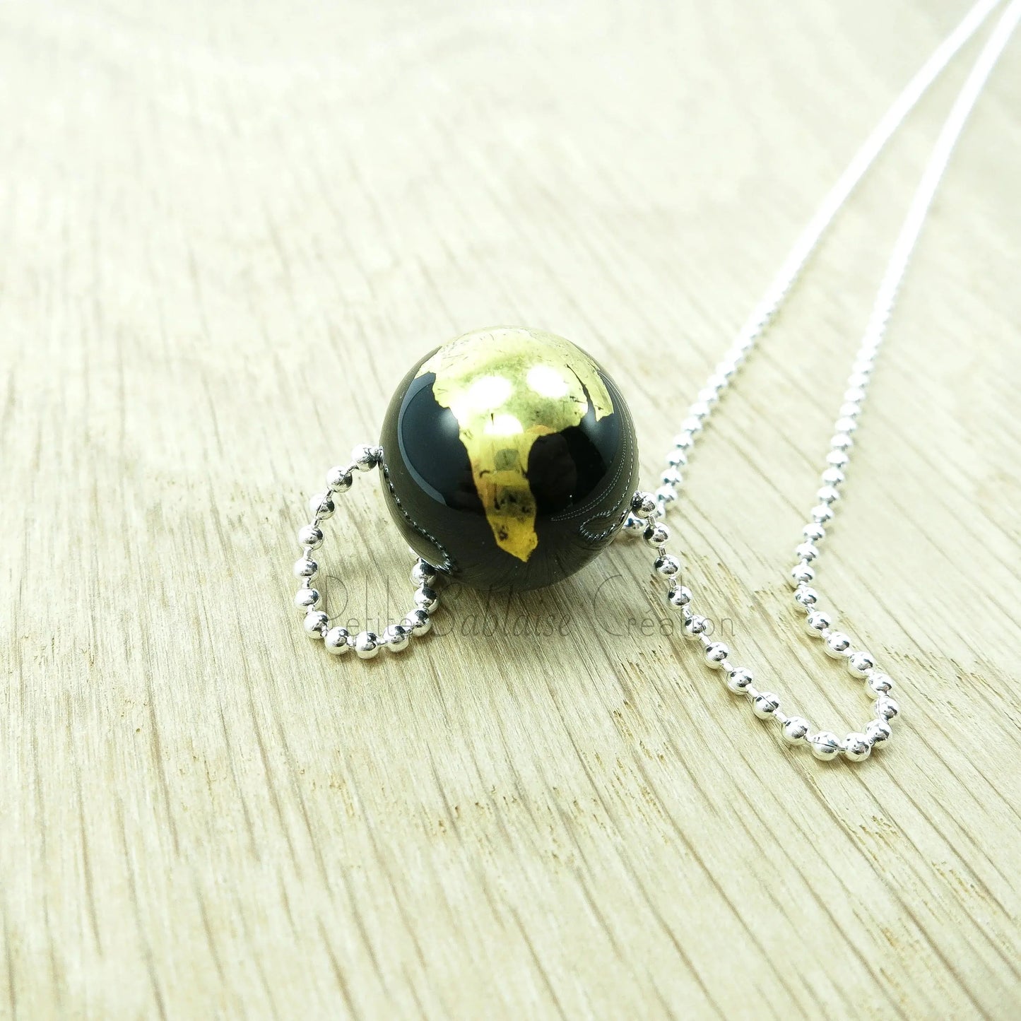 Collier Artisanal long, Perle Noire ornée d'une feuille d'Or - Petite Sablaise