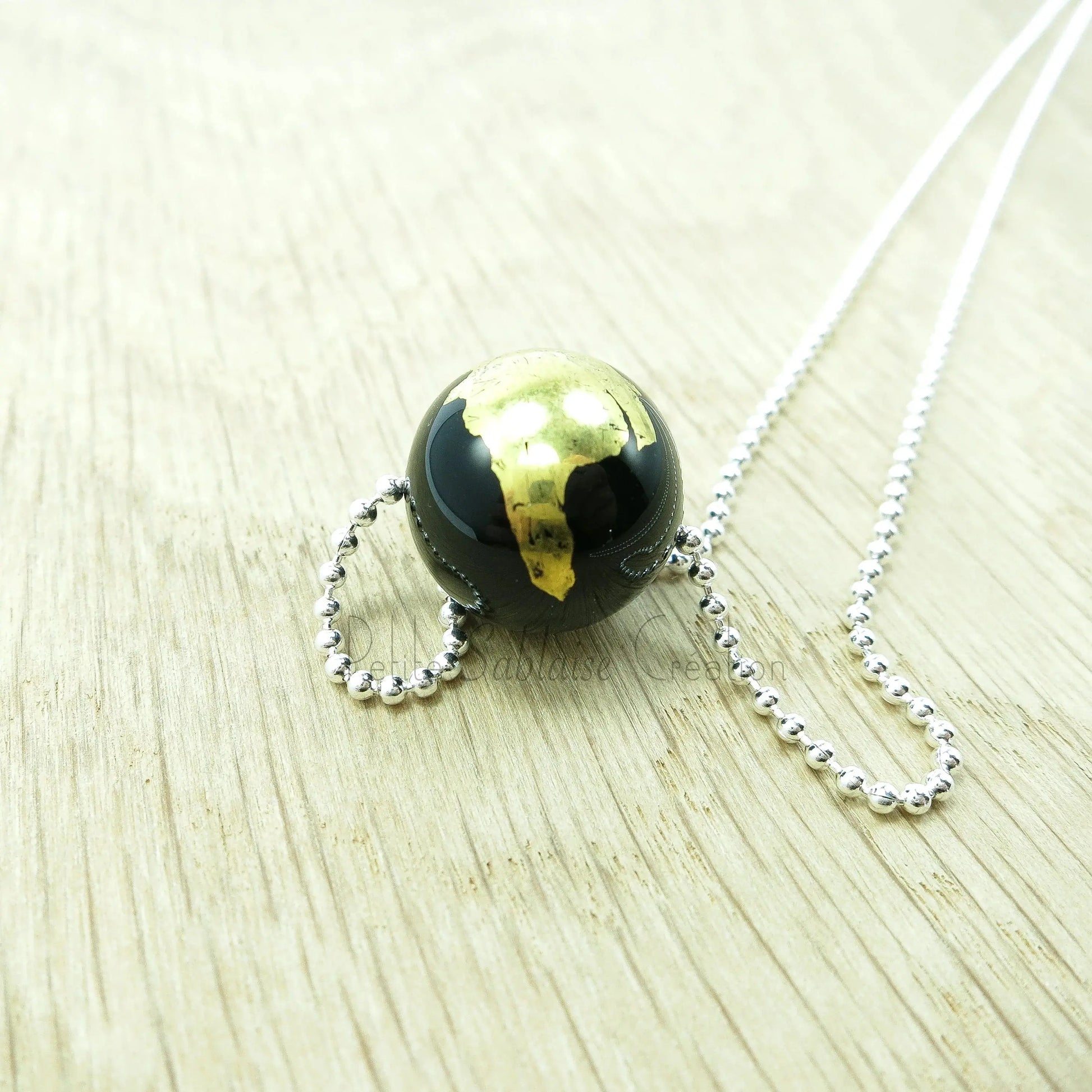 Collier Artisanal long, Perle Noire ornée d'une feuille d'Or - Petite Sablaise