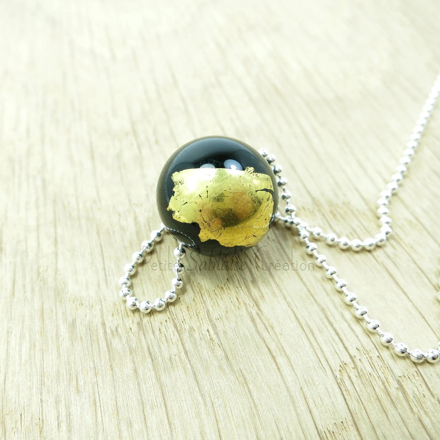 Collier Artisanal long, Perle Noire ornée d'une feuille d'Or - Petite Sablaise