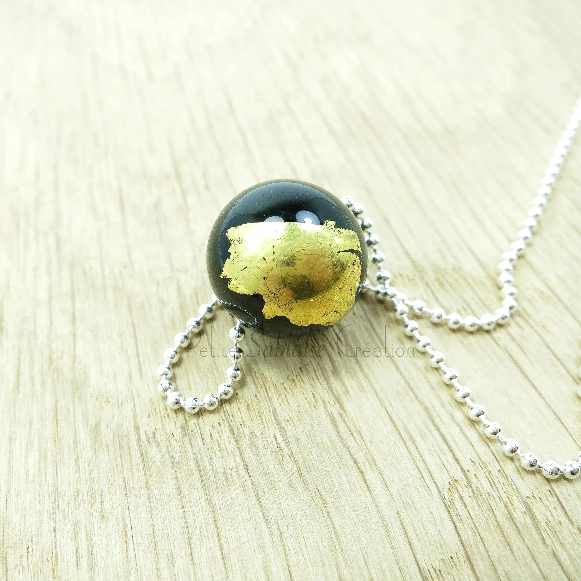 Collier Artisanal long, Perle Noire ornée d'une feuille d'Or - Petite Sablaise