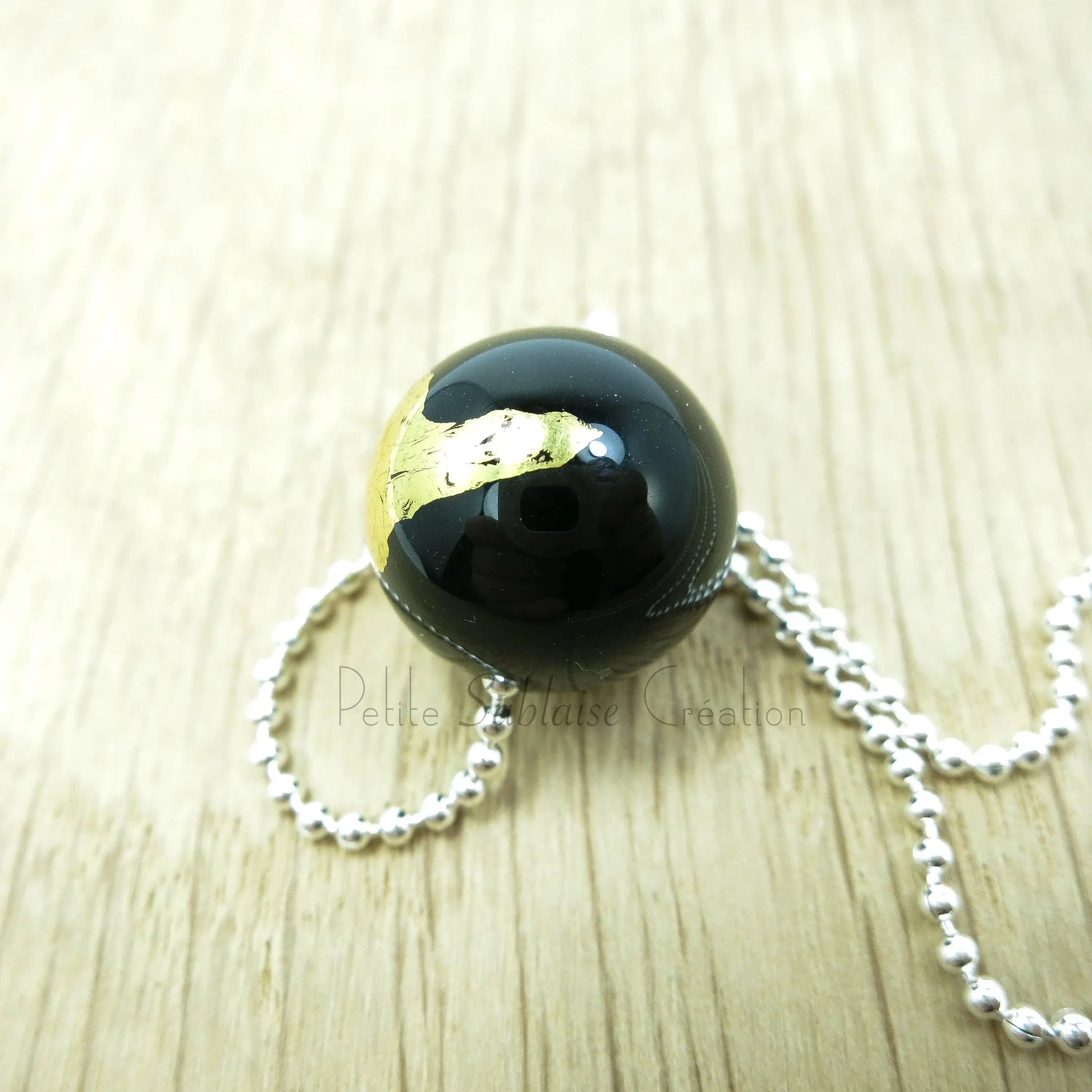 Collier Artisanal long, Perle Noire ornée d'une feuille d'Or - Petite Sablaise