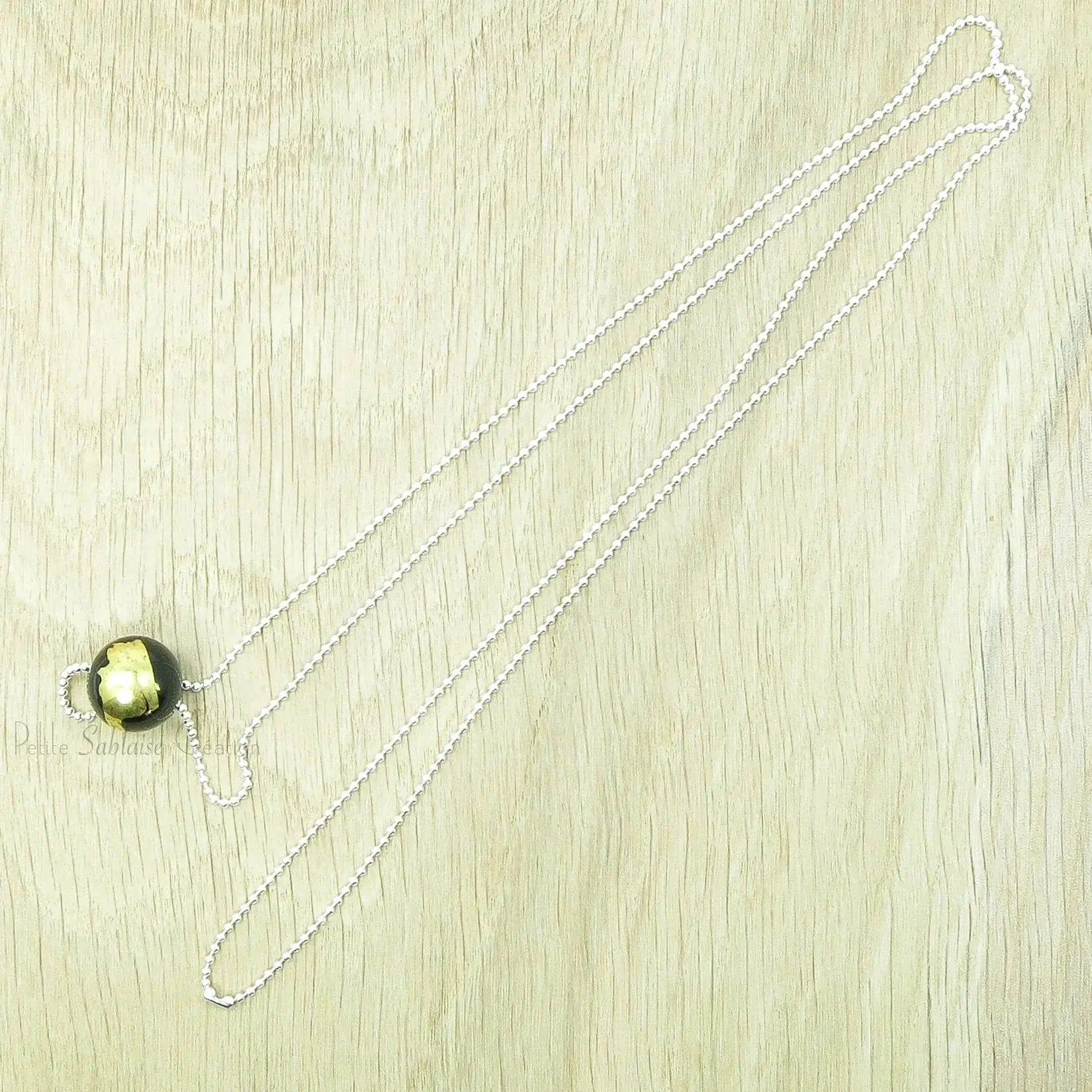 Collier Artisanal long, Perle Noire ornée d'une feuille d'Or - Petite Sablaise