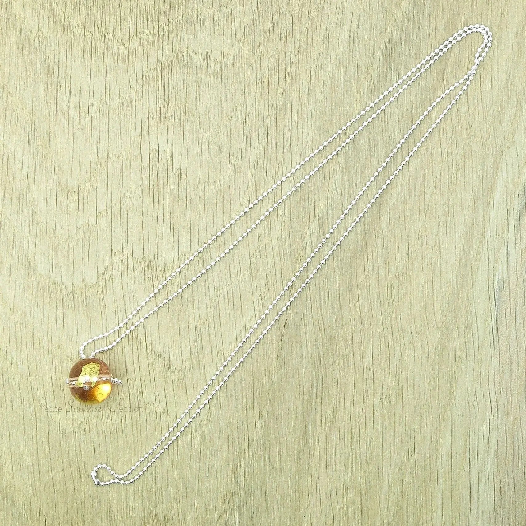 Collier Artisanal long, Perle Rose Pêche ornée d'une feuille d'Or - Petite Sablaise