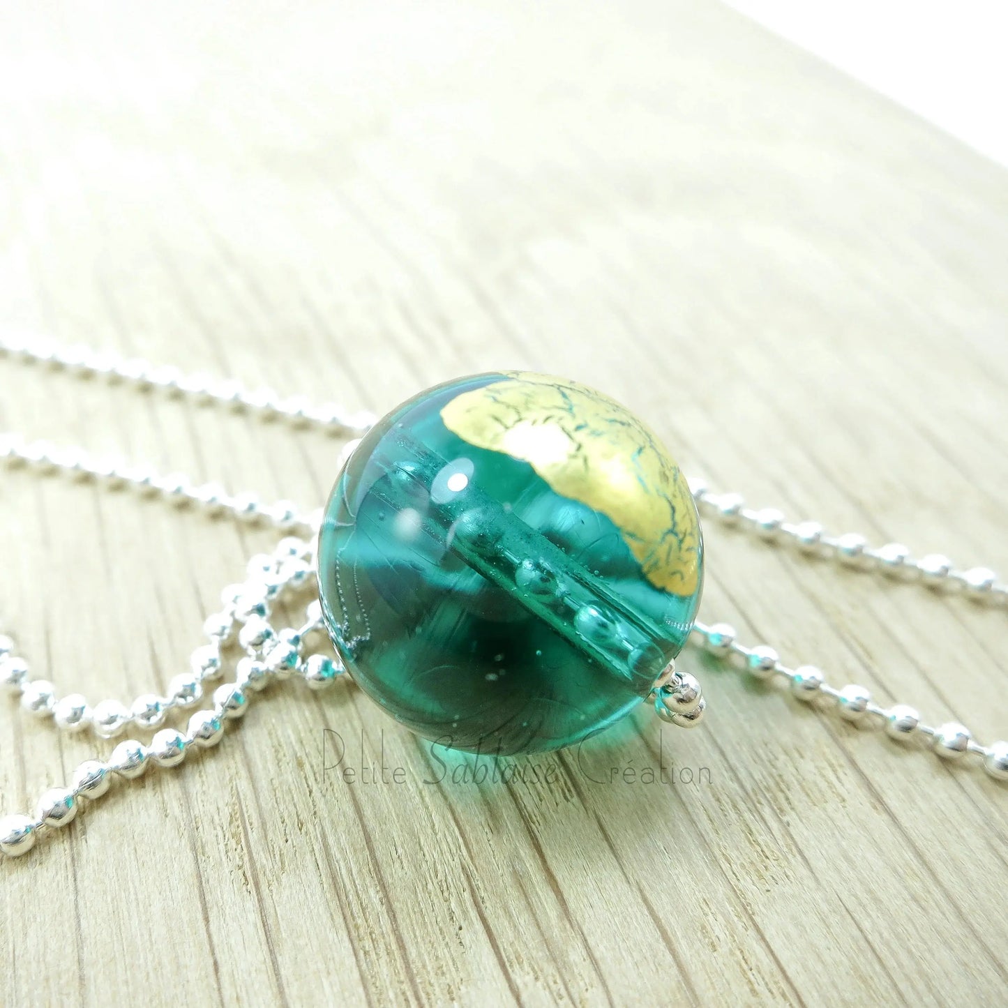 Collier Artisanal long, Perle Vert Emeraude ornée d'une feuille d'Or - Petite Sablaise