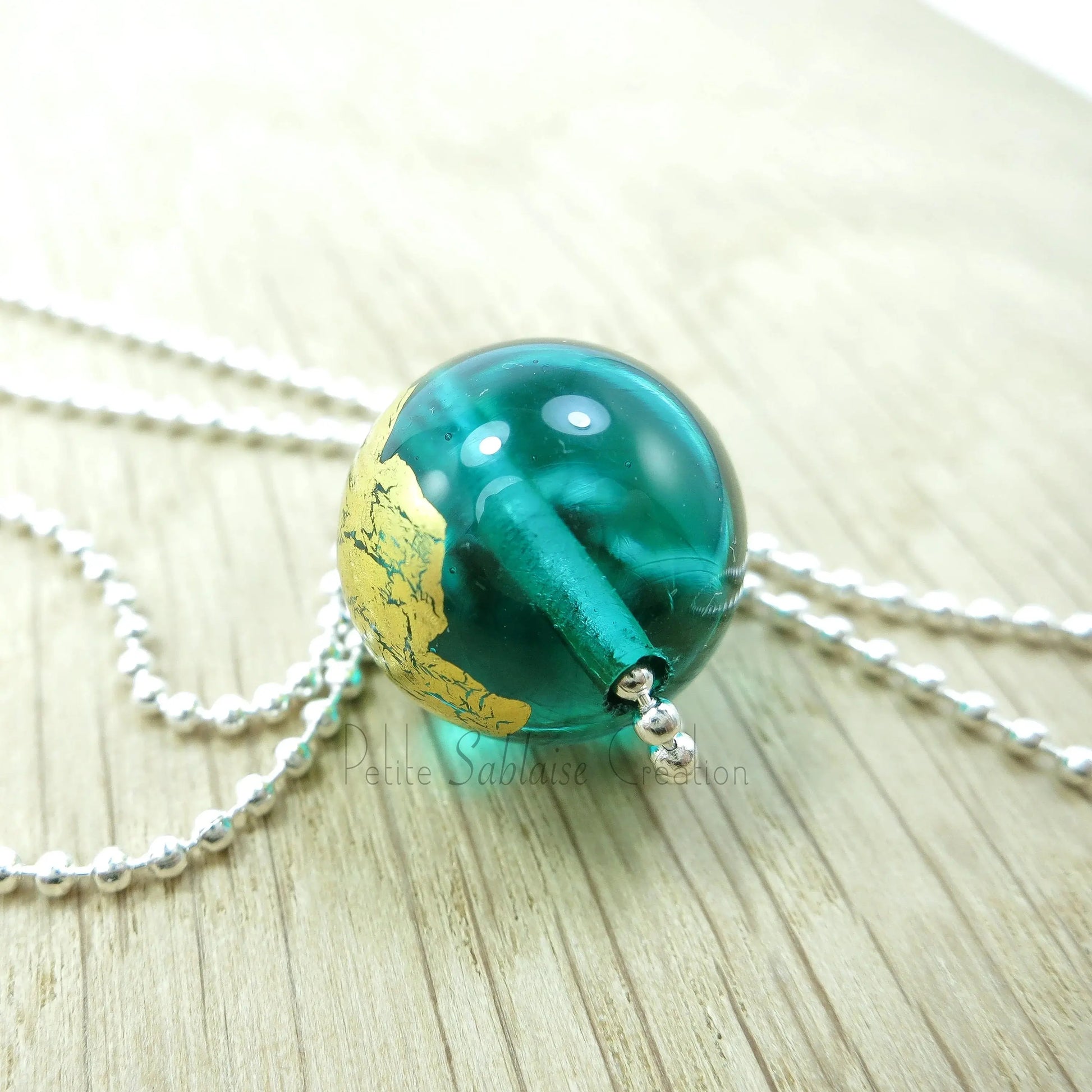 Collier Artisanal long, Perle Vert Emeraude ornée d'une feuille d'Or - Petite Sablaise