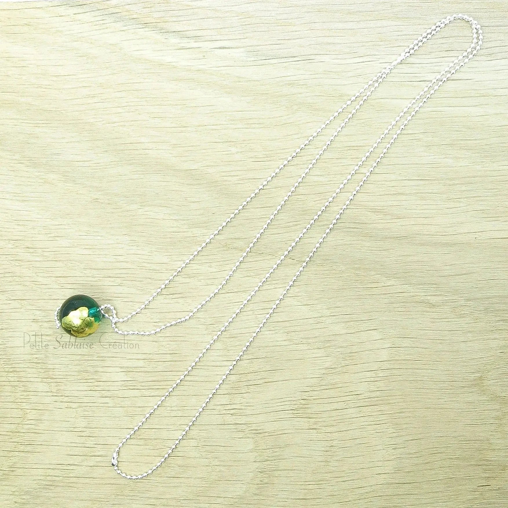 Collier Artisanal long, Perle Vert Emeraude ornée d'une feuille d'Or - Petite Sablaise