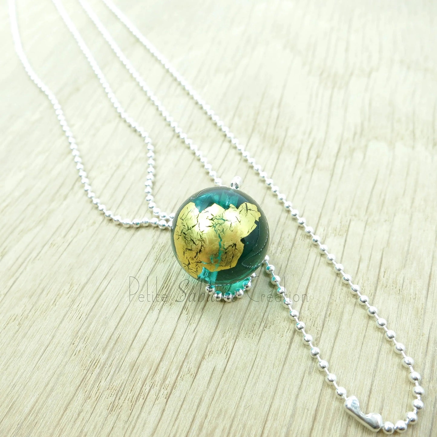 Collier Artisanal long, Perle Vert Emeraude ornée d'une feuille d'Or - Petite Sablaise