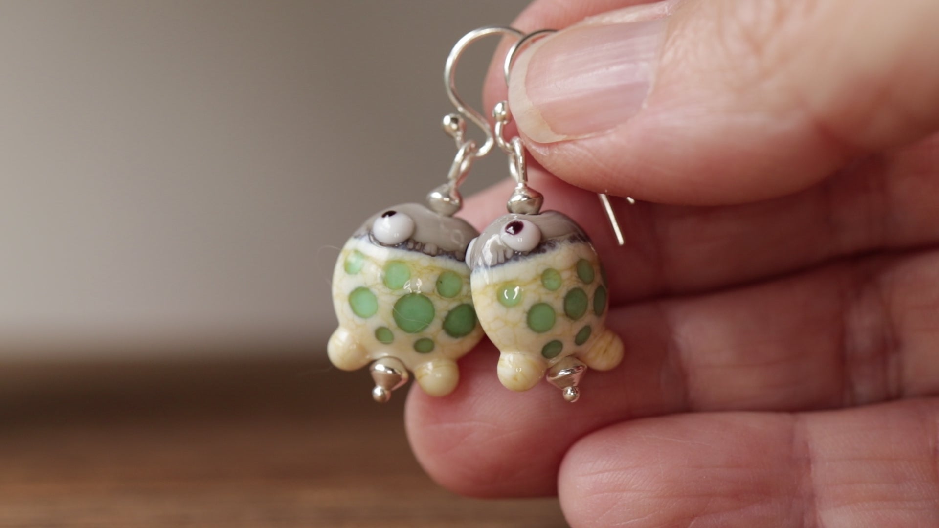 Vidéo Boucles d'oreilles Fantaisies Petits Poissons ivoires