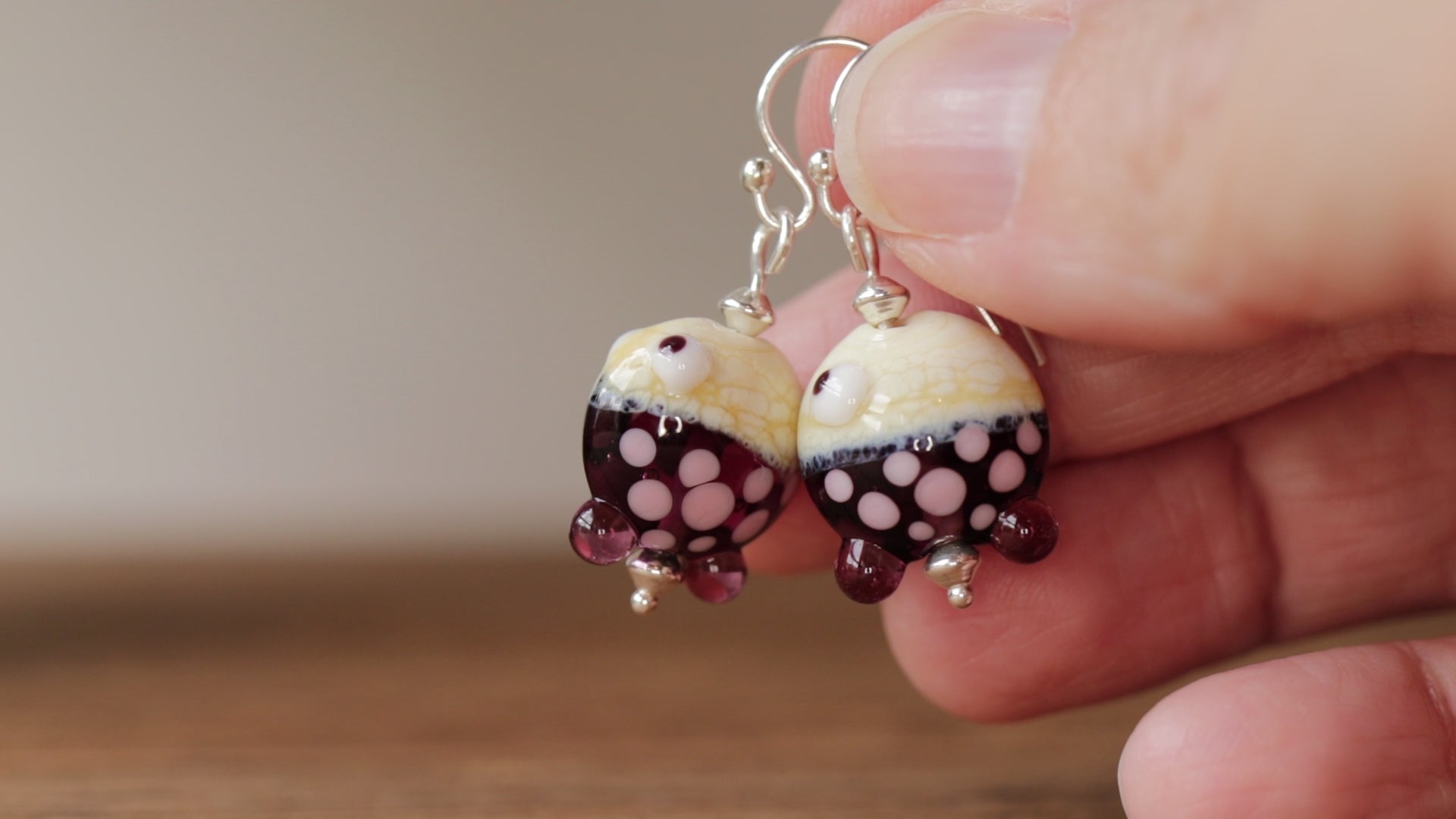 Vidéo Boucles d'Oreilles Fantaisies Petits Poissons violet
