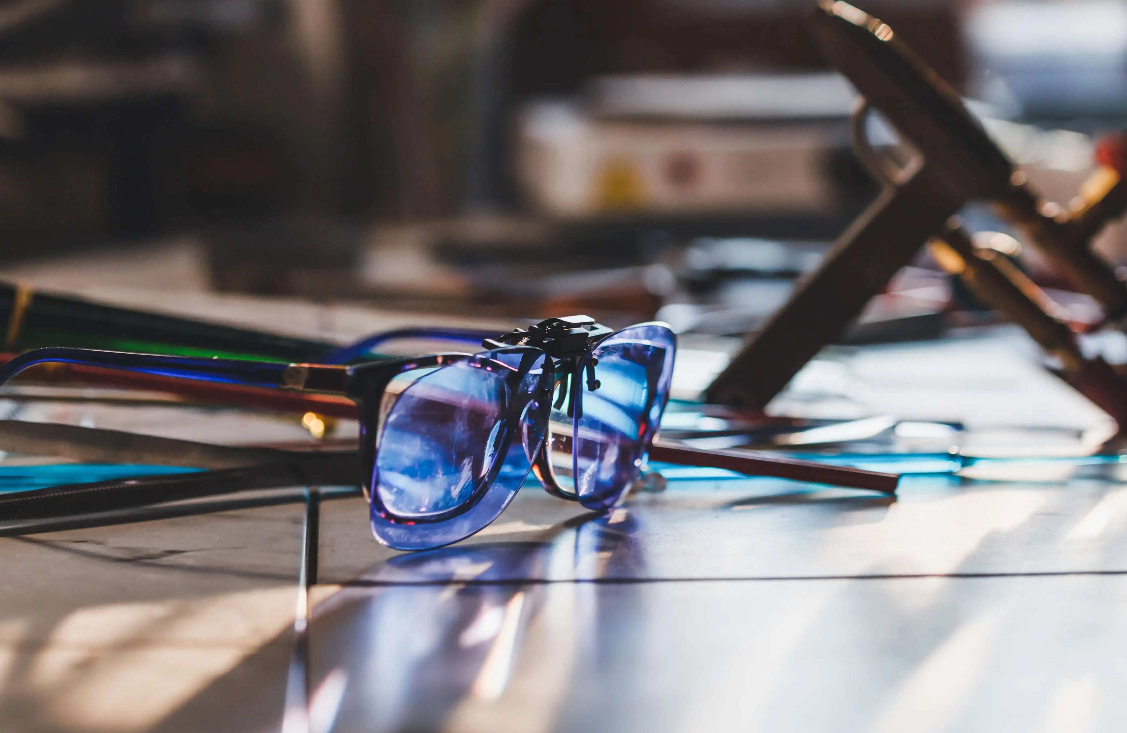 Vue de mes lunettes de fileuse de verre sur ma table de travail