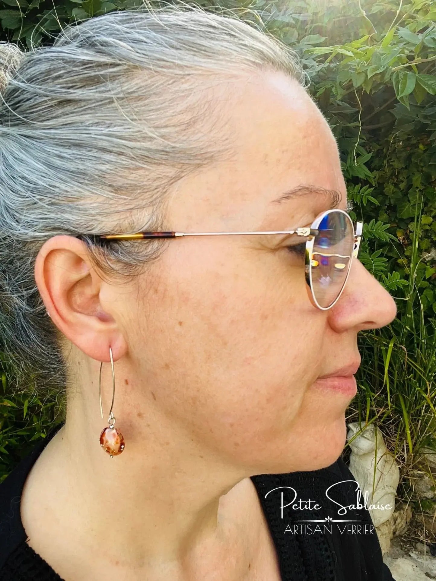 Boucles d'oreilles Artisanales en Argent "Pêche du verger" portées - Petite Sablaise