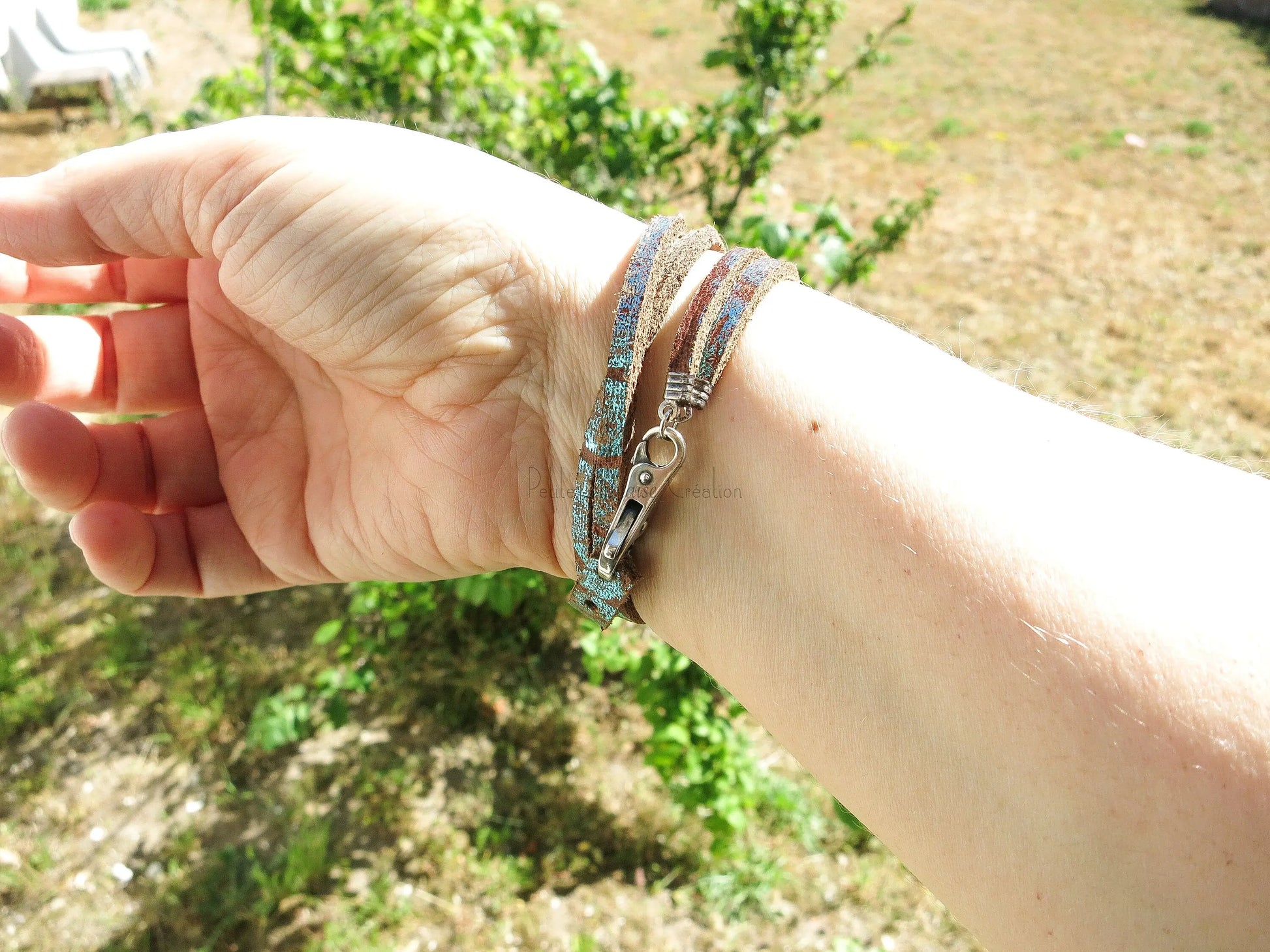 Bracelet Artisanal Fantaisie Trio de Perles en Cuir et en Argent porté - Petite Sablaise