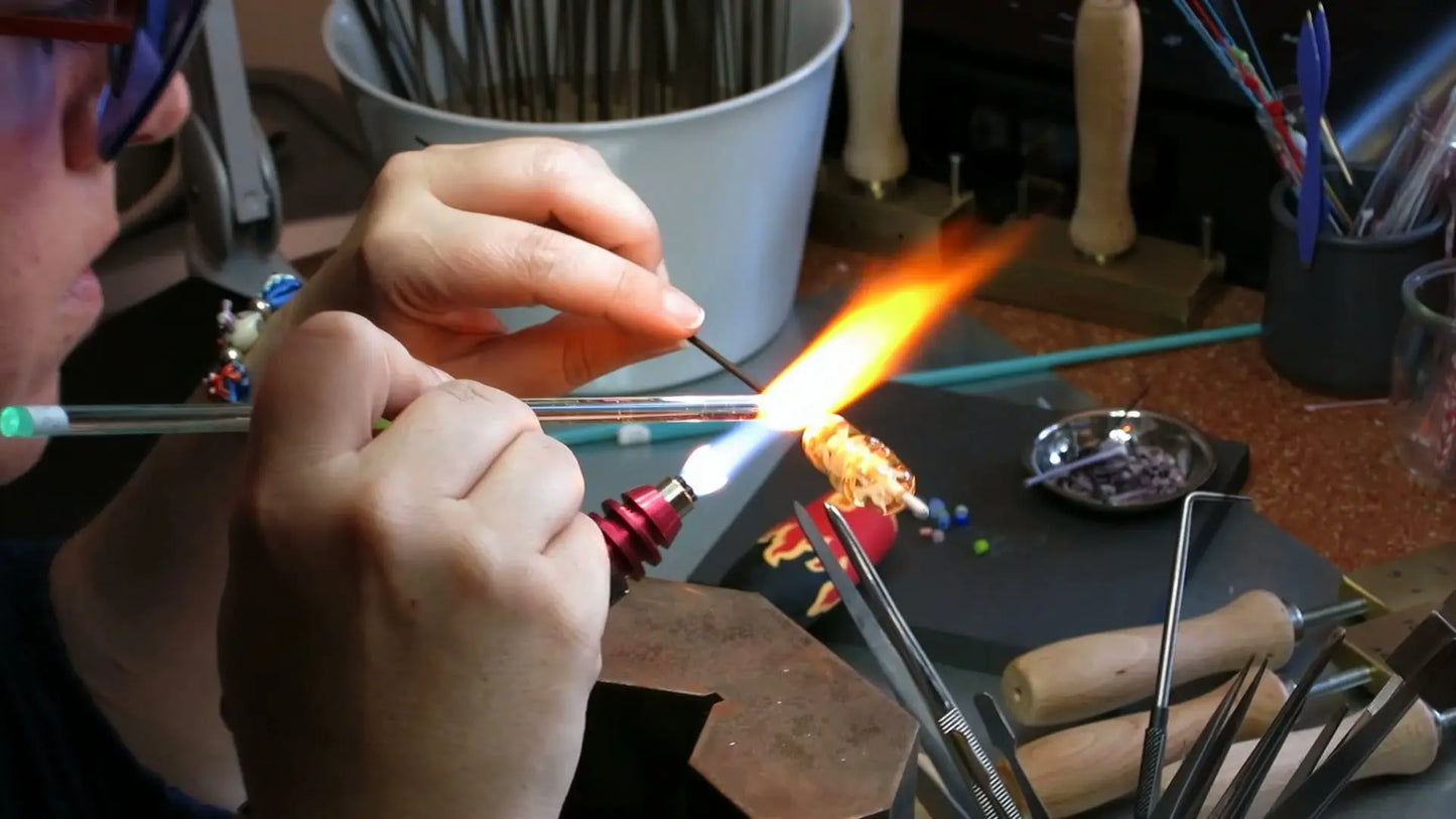 Atelier de la Petite Sablaise - Réalisation d'une perle de verre au chalumeau