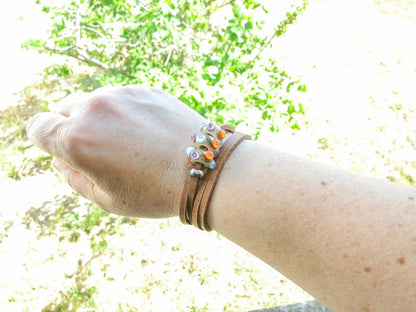 Bracelet Artisanal "Trio de Perles" en Cuir et en Argent massif porté - Petite Sablaise