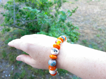 Bracelet Artisanal Fantaisie de Perles de Verre en Argent porté- Petite Sablaise