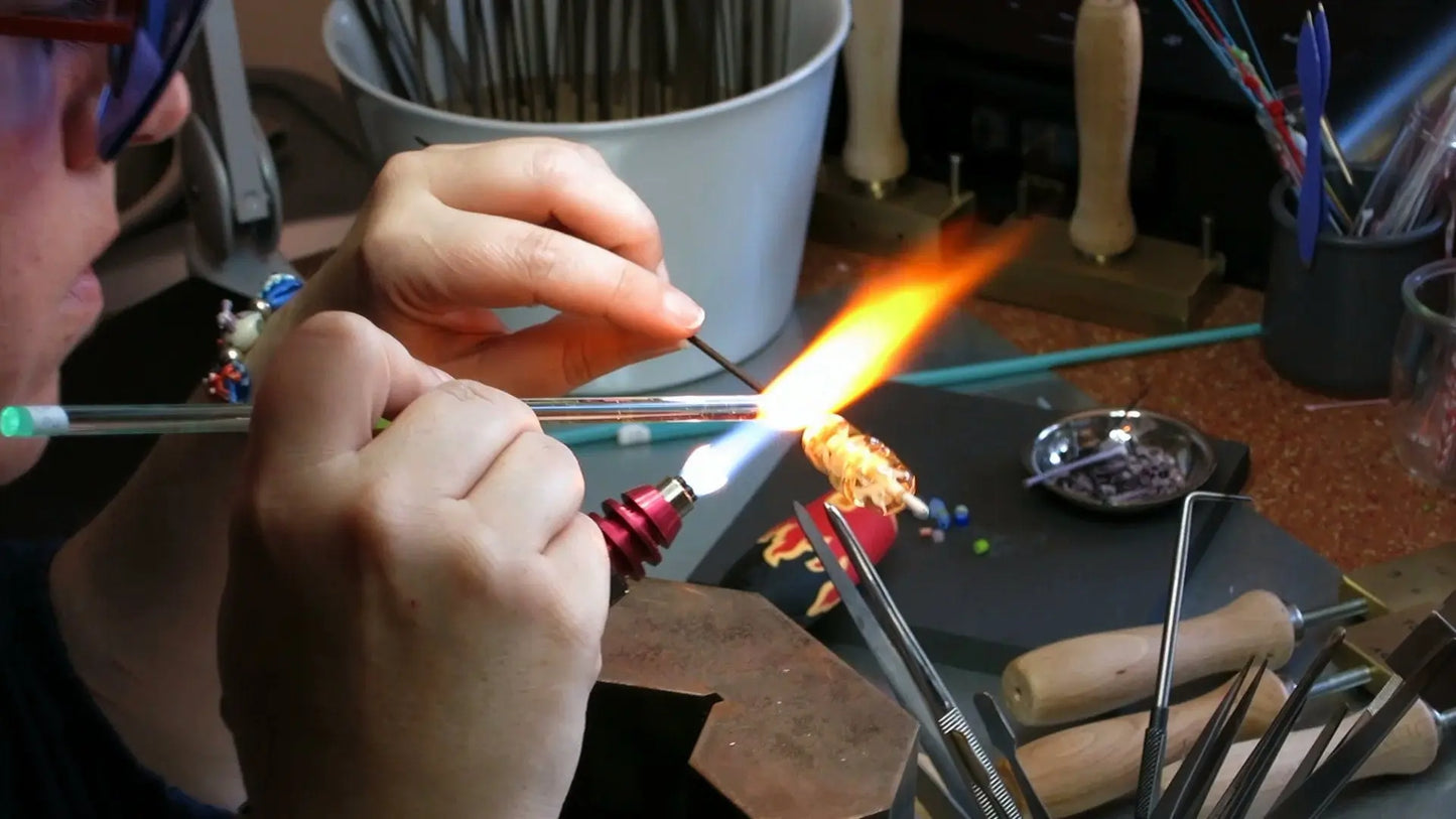 Atelier de la Petite Sablaise - réalisation d'une perle de verre au chalumeau