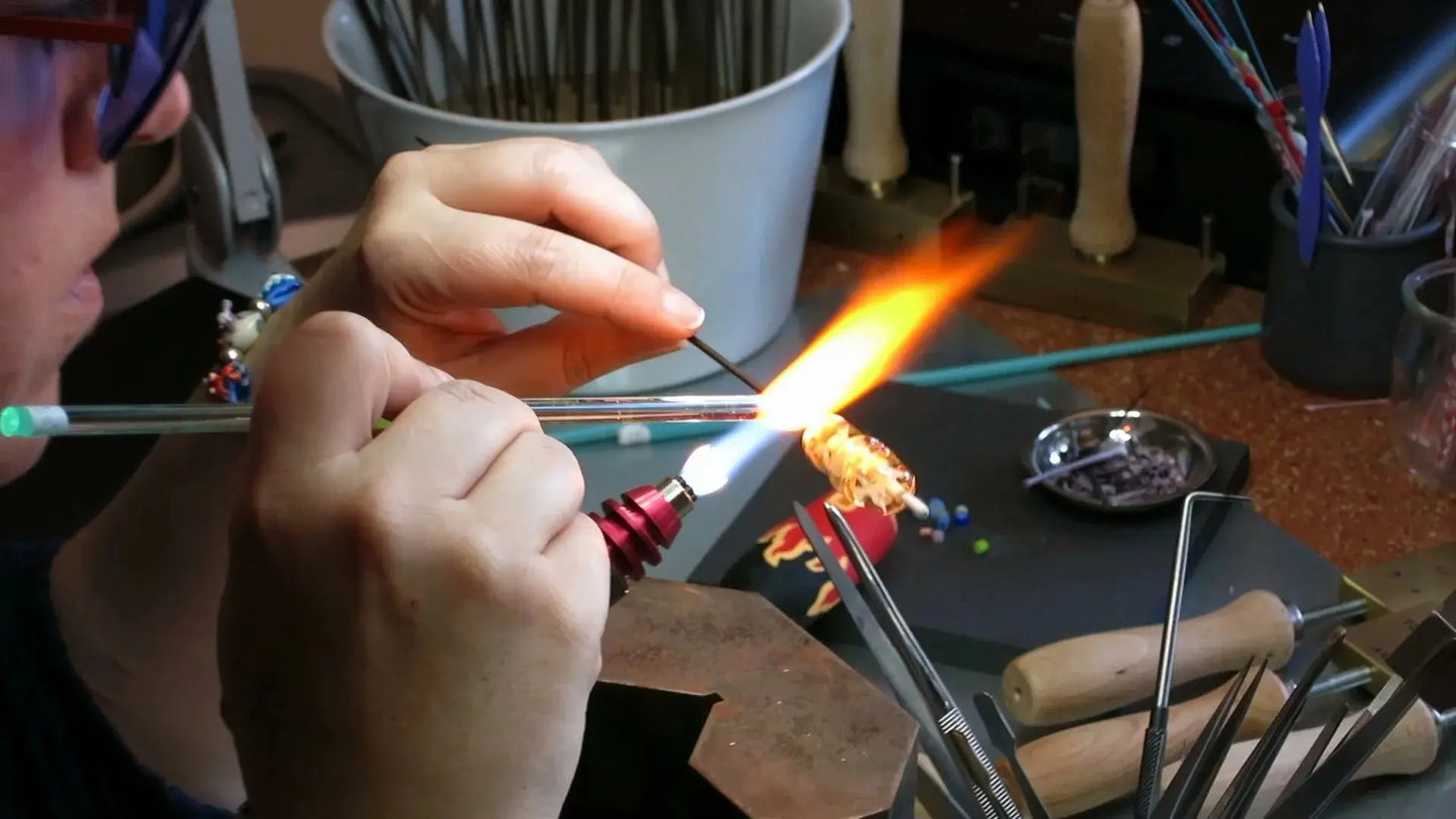 Atelier de la Petite Sablaise - Réalisation d'une perle de verre au chalumeau