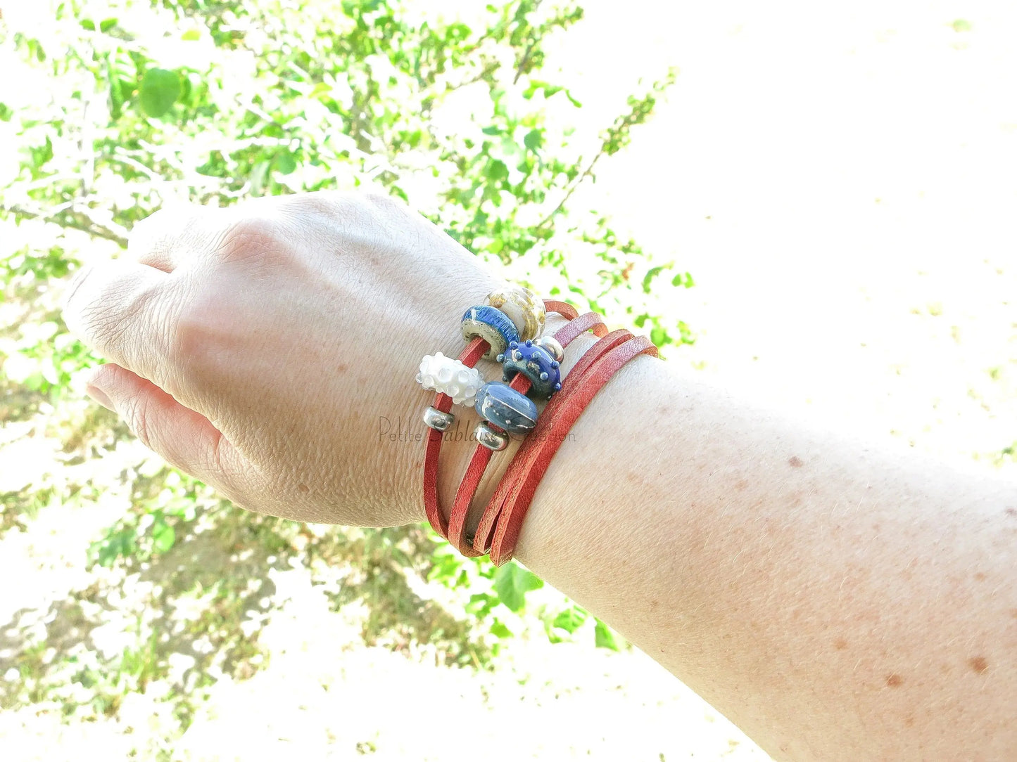 Bracelet Artisanal en Cuir rouge et en Argent massif porté- Petite Sablaise