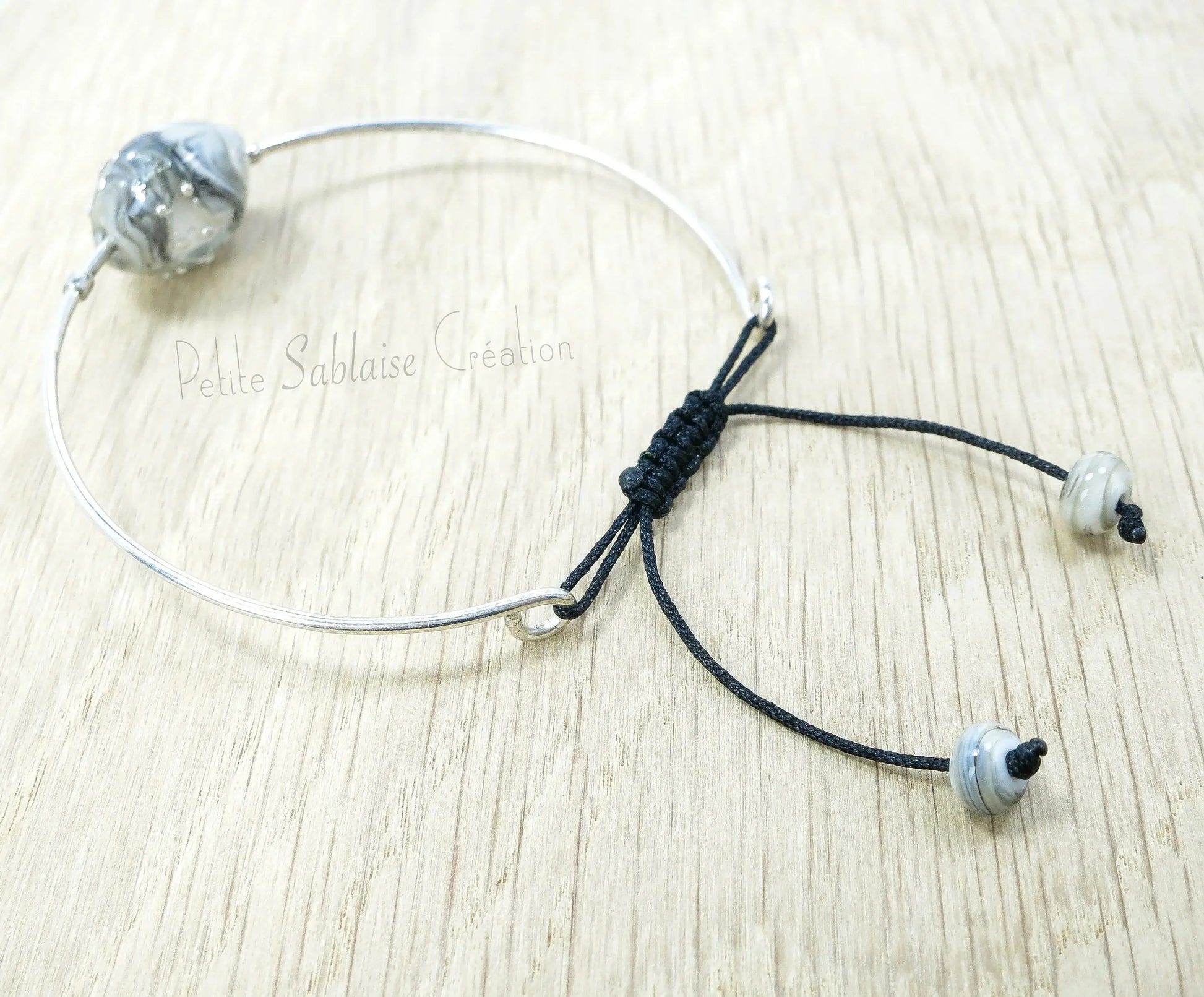 Bracelet Fantaisie Artisanal Gris transparent réglable - Petite Sablaise