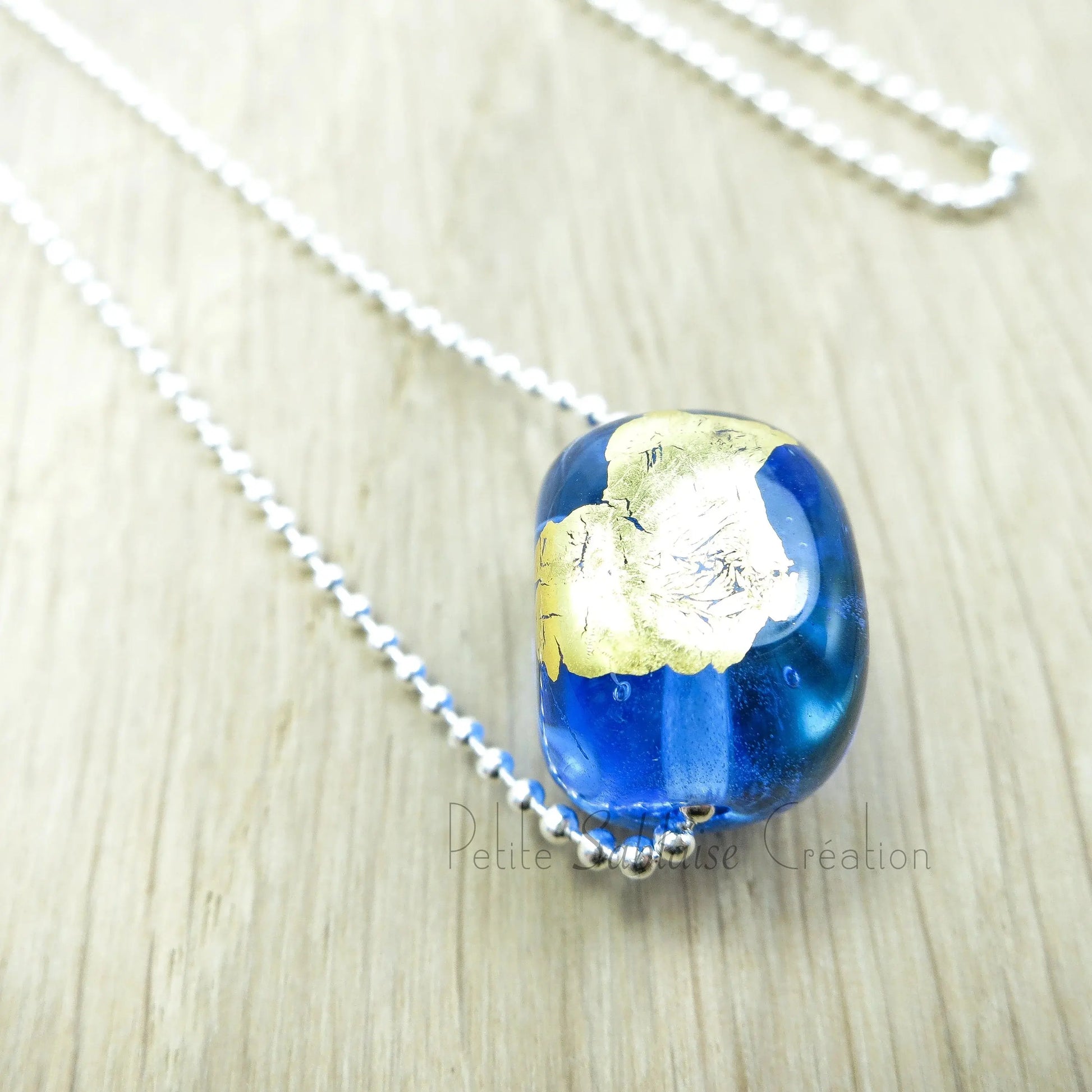 Collier Artisanal long, Perle Bleue ornée d'une feuille d'Or - Petite Sablaise