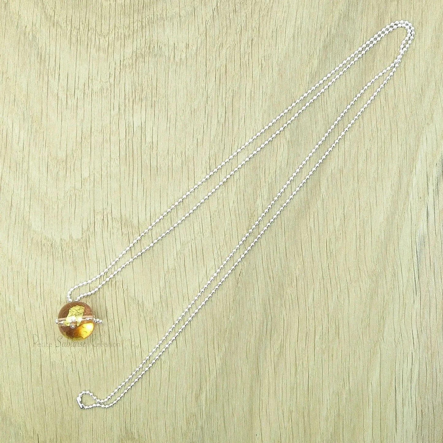 Collier Artisanal long, Perle Rose Pêche ornée d'une feuille d'Or - Petite Sablaise