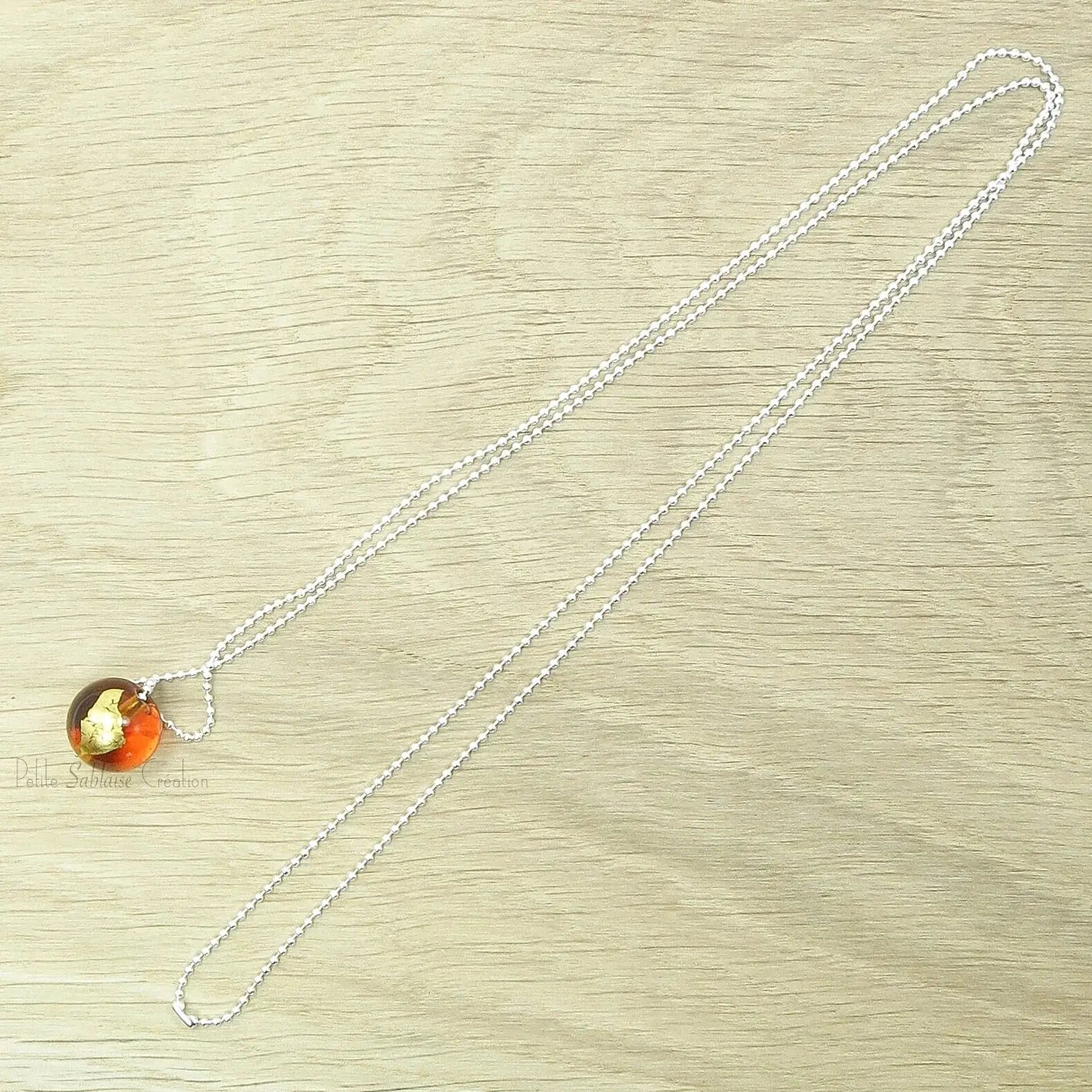 Collier Artisanal long, Perle de Verre Ambre ornée d'une feuille d'Or - Petite Sablaise