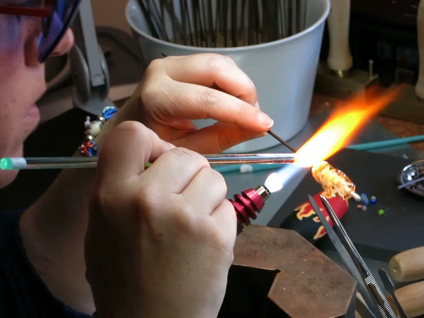 Atelier de la Petite Sablaise - Réalisation d'une perle de verre à le flamme