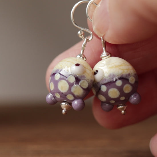 Vidéo Boucles d'Oreilles Fantaisies Petits Poissons violet en Argent